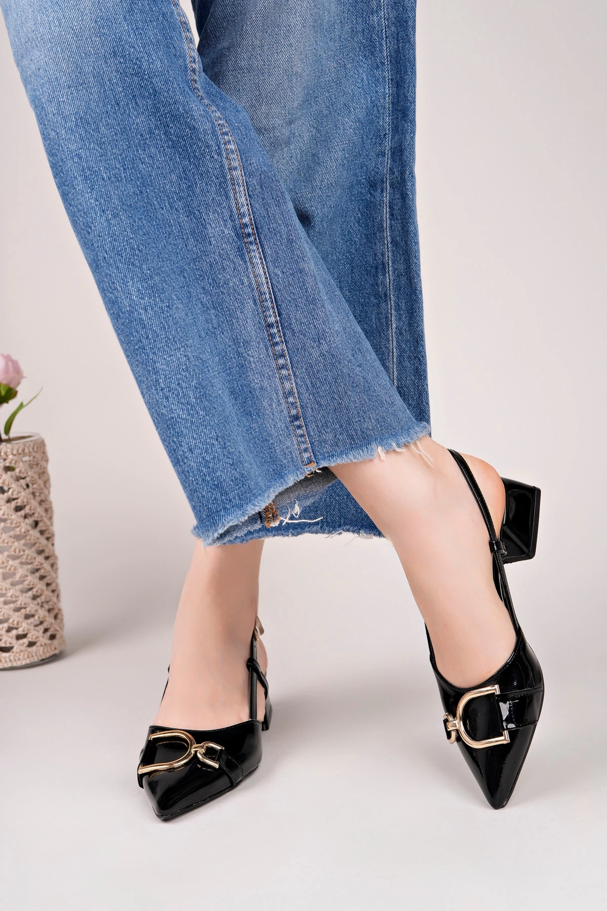 Kadın Siyah Rugan Tokalı Sivri Burun Kısa Topuklu Ayakkabı