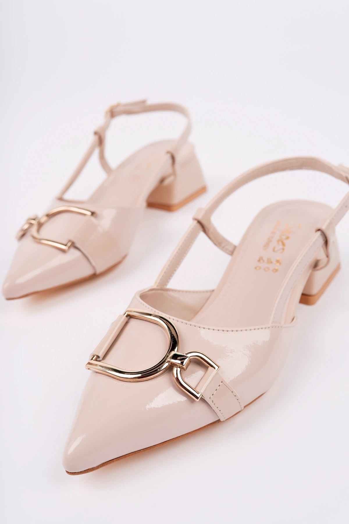 Kadın Bej Rugan Tokalı Sivri Burun Kısa Topuklu Ayakkabı