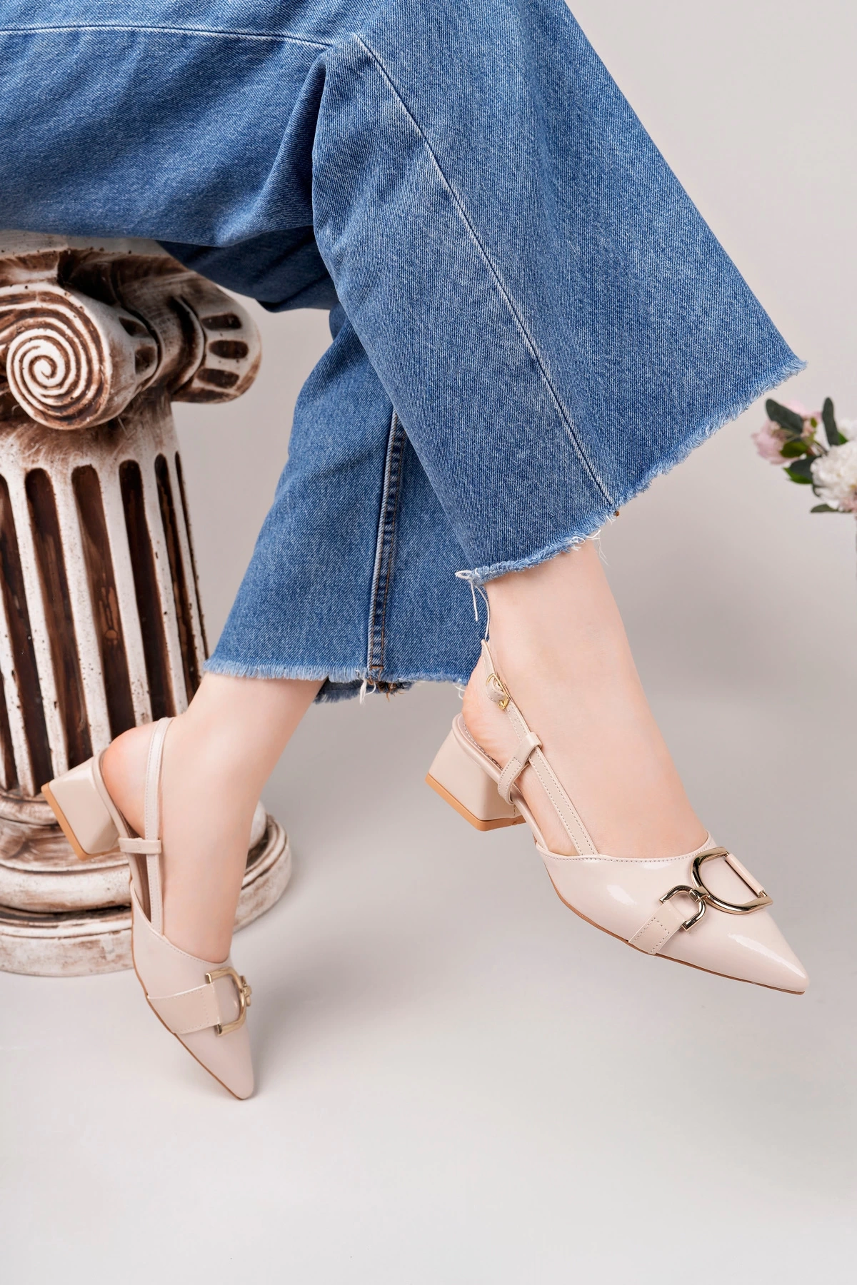 Kadın Bej Rugan Tokalı Sivri Burun Kısa Topuklu Ayakkabı