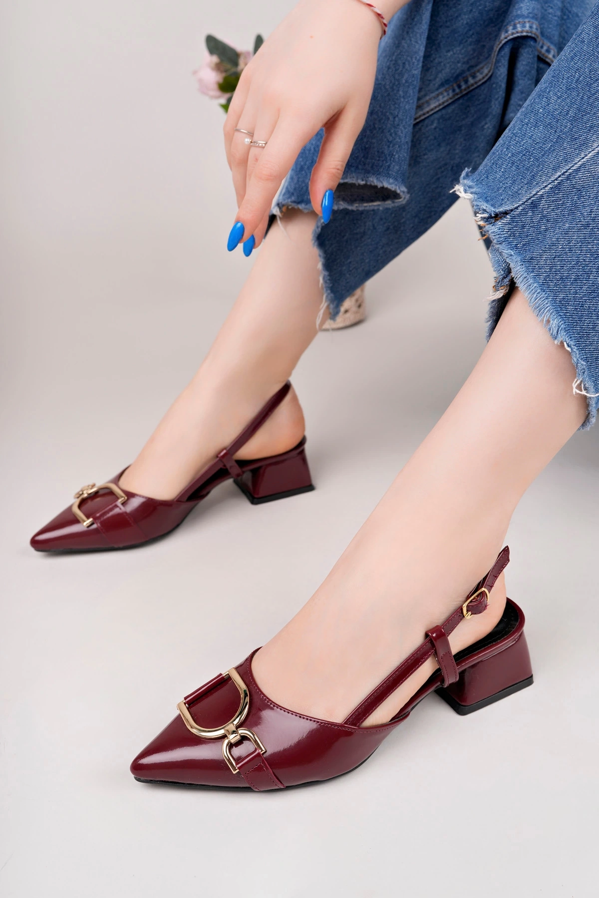Kadın Bordo Rugan Tokalı Sivri Burun Kısa Topuklu Ayakkabı