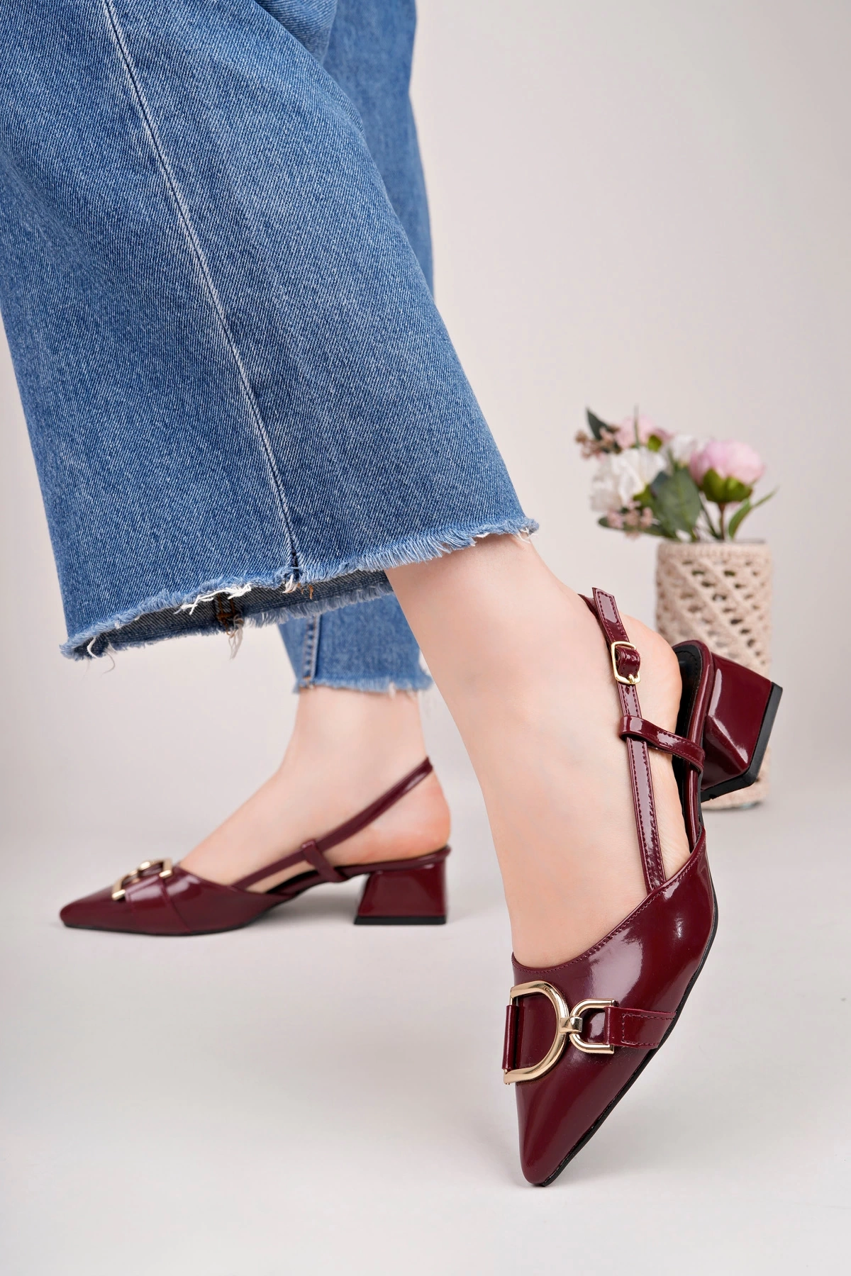 Kadın Bordo Rugan Tokalı Sivri Burun Kısa Topuklu Ayakkabı