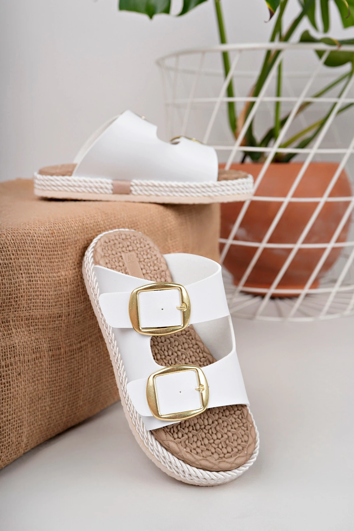 Kadın Beyaz Günlük Çift Tokalı Rahat Taban Hasır Sandalet Terlik