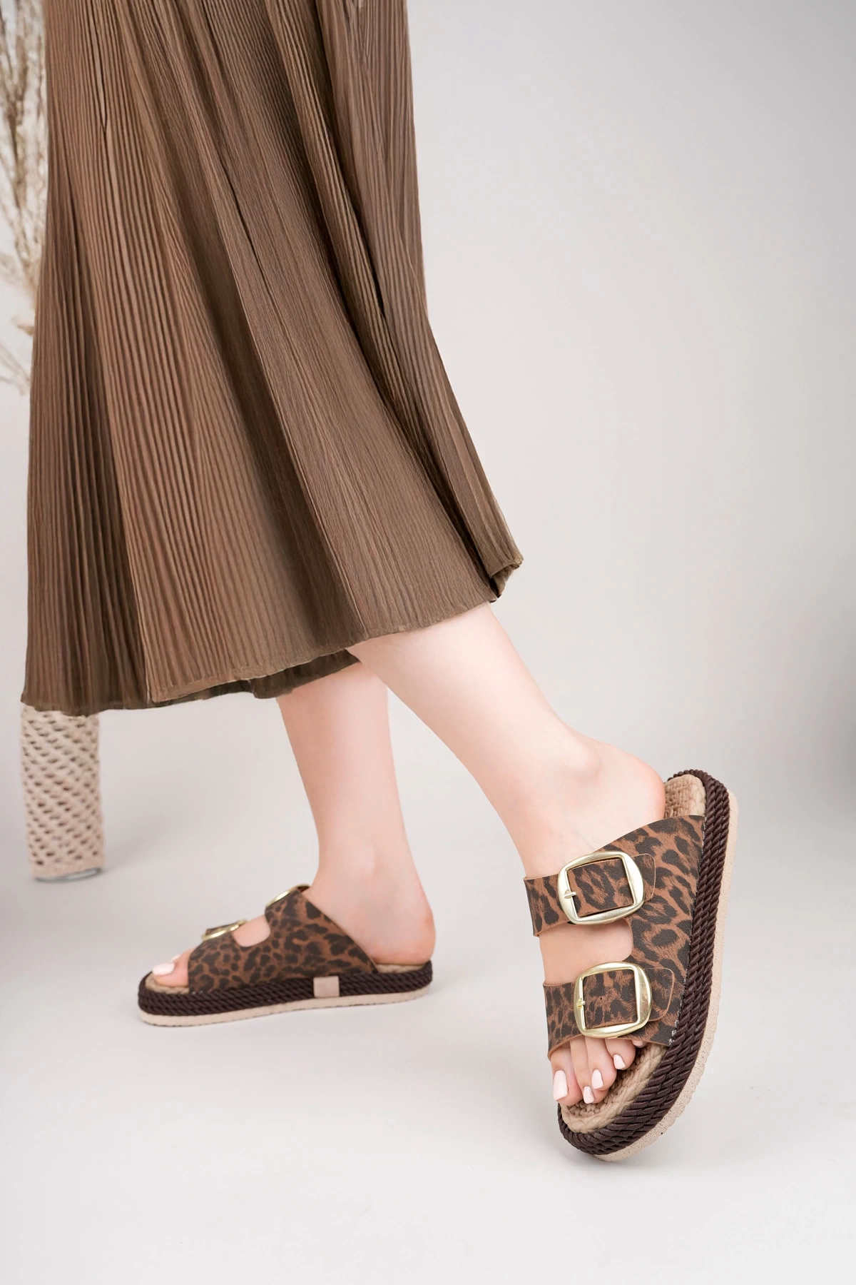 Kadın Leopar Desenli Günlük Çift Tokalı Rahat Taban Hasır Sandalet Terlik
