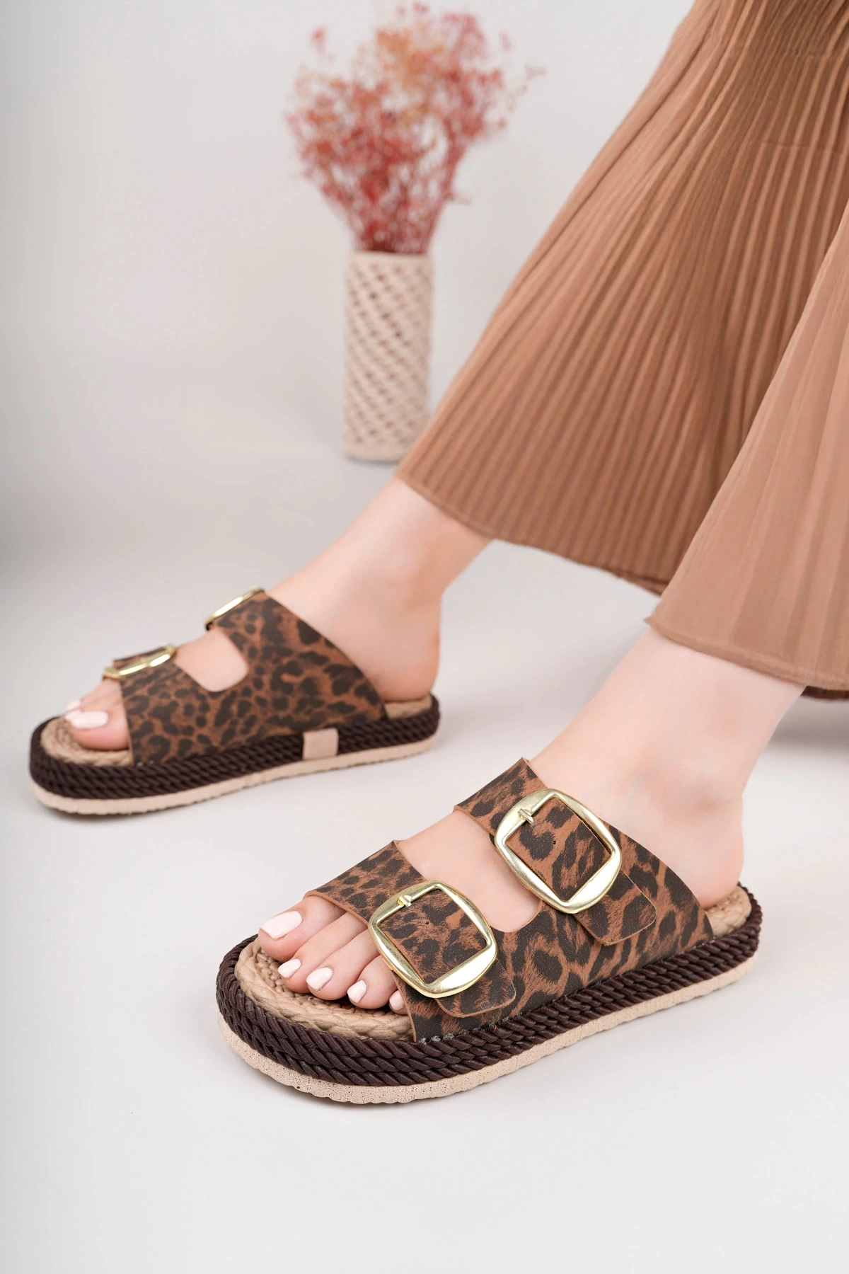 Kadın Leopar Desenli Günlük Çift Tokalı Rahat Taban Hasır Sandalet Terlik