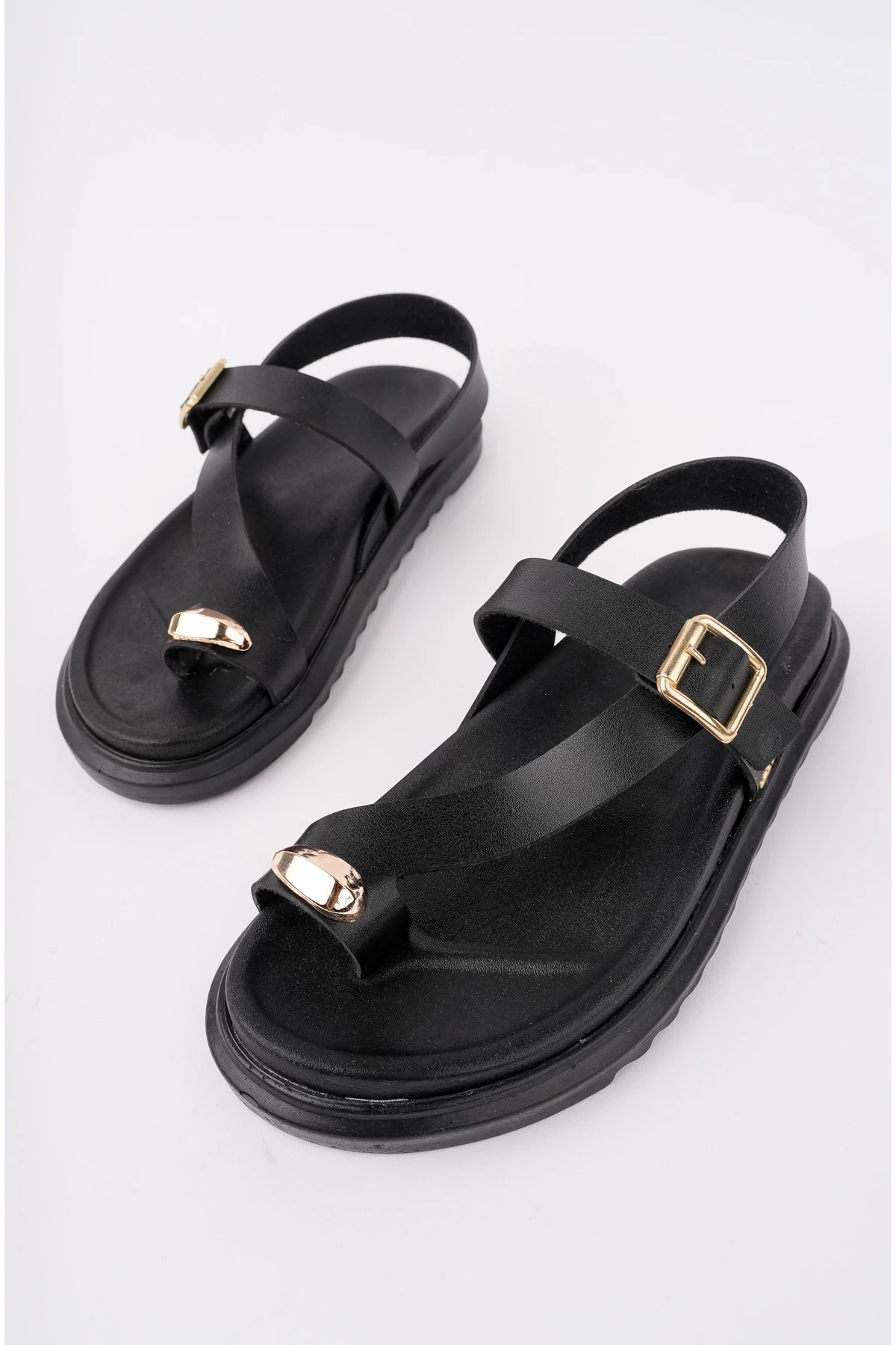 Kadın Siyah Günlük Gold Yüzük Parmak Arası Toka Detaylı Sandalet