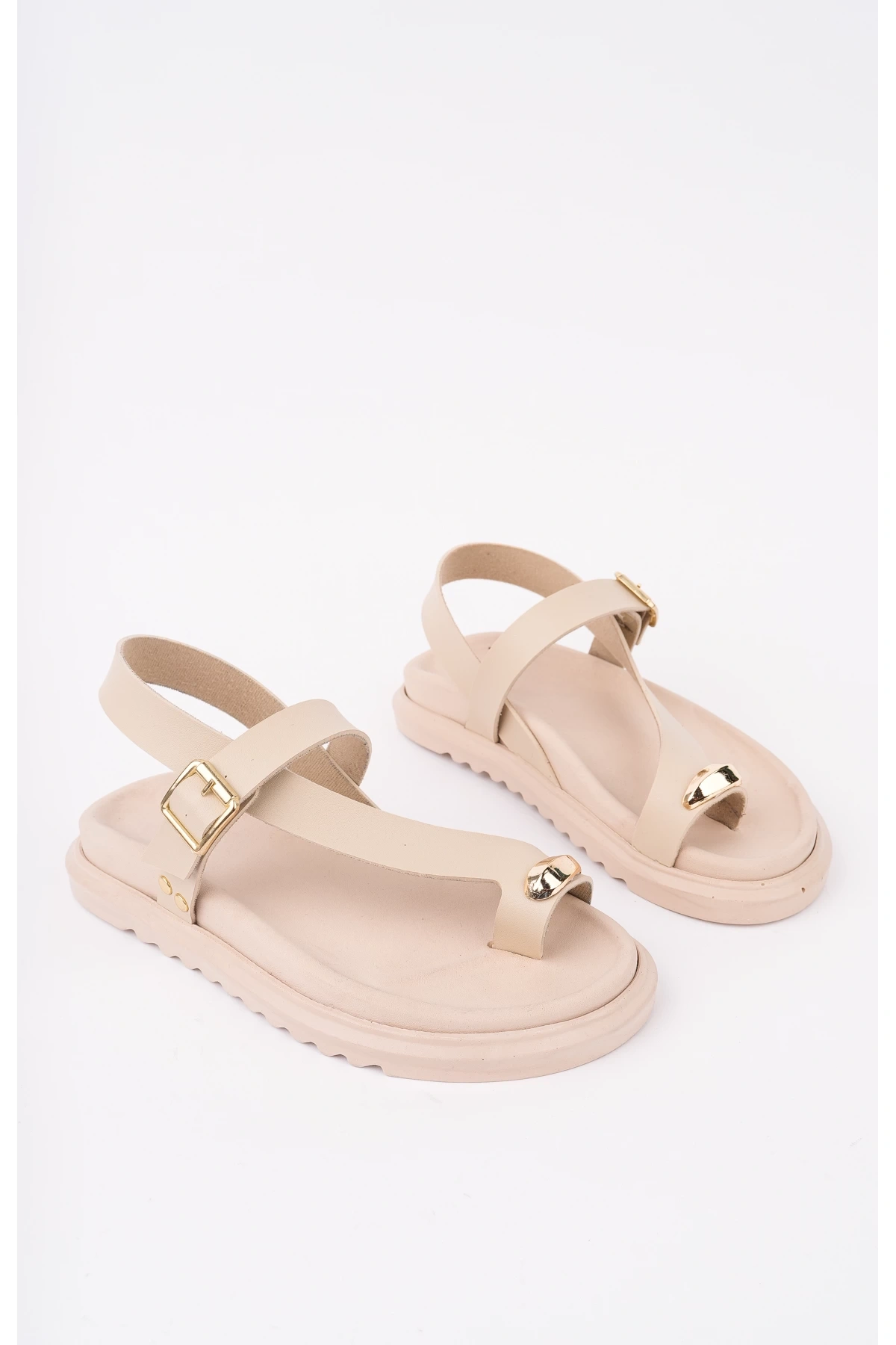 Kadın Bej Günlük Gold Yüzük Parmak Arası Toka Detaylı Sandalet
