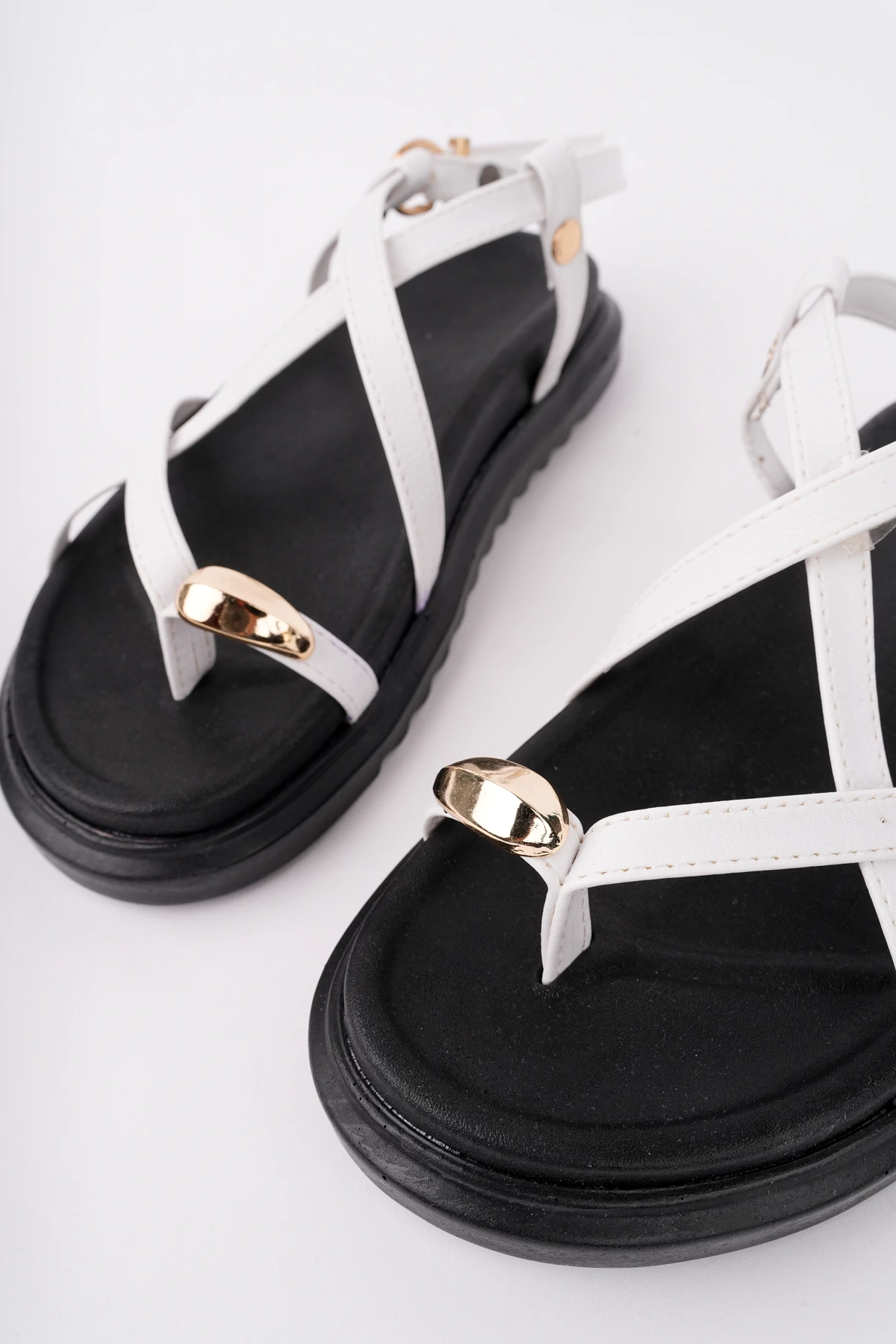 Kadın Siyah Beyaz Günlük Gold Yüzük Ince Çapraz Bantlı Parmak Arası Sandalet