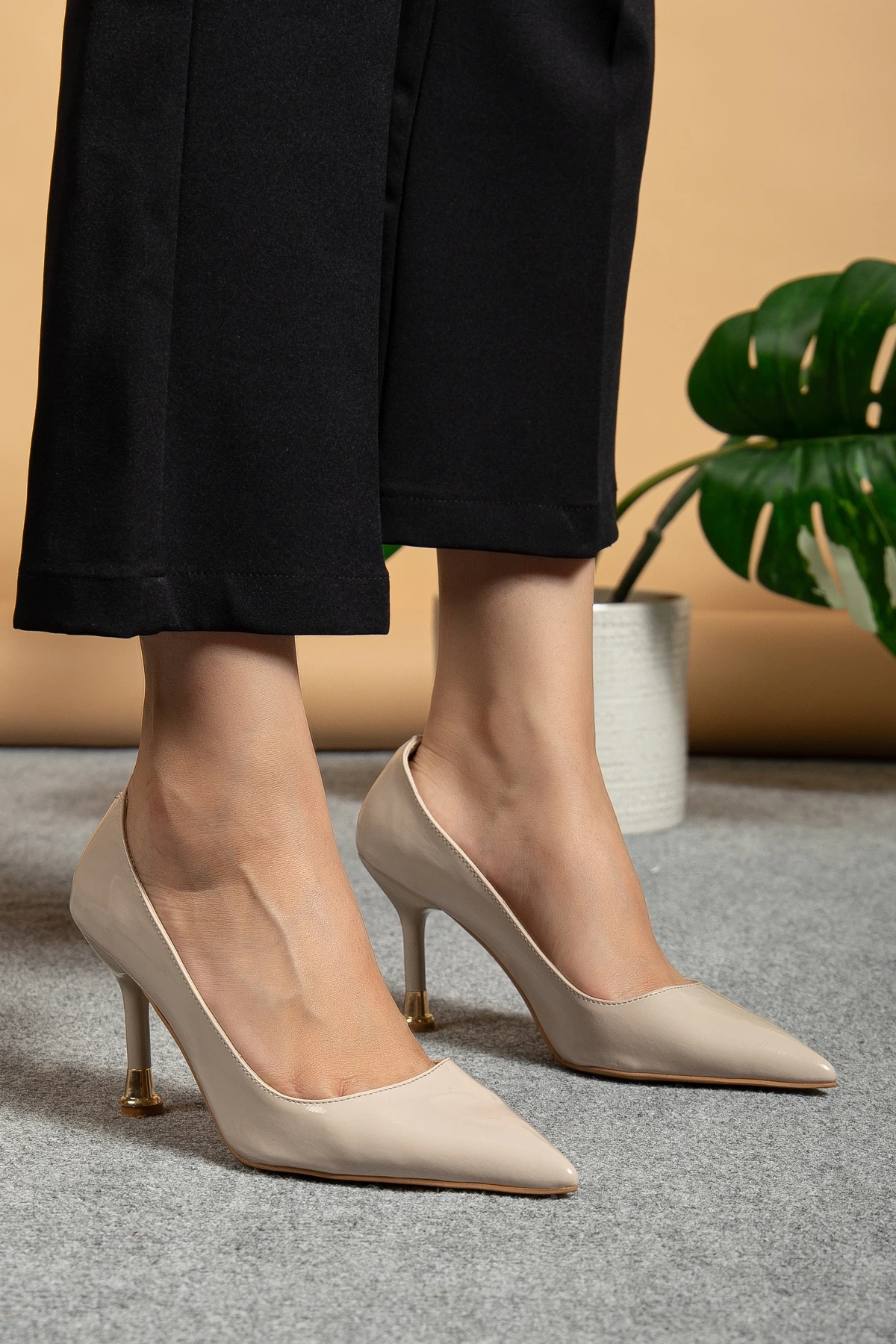 Kadın Bej Rugan Arkası Kapalı Gold Ökçe Detaylı Topuklu Ayakkabı