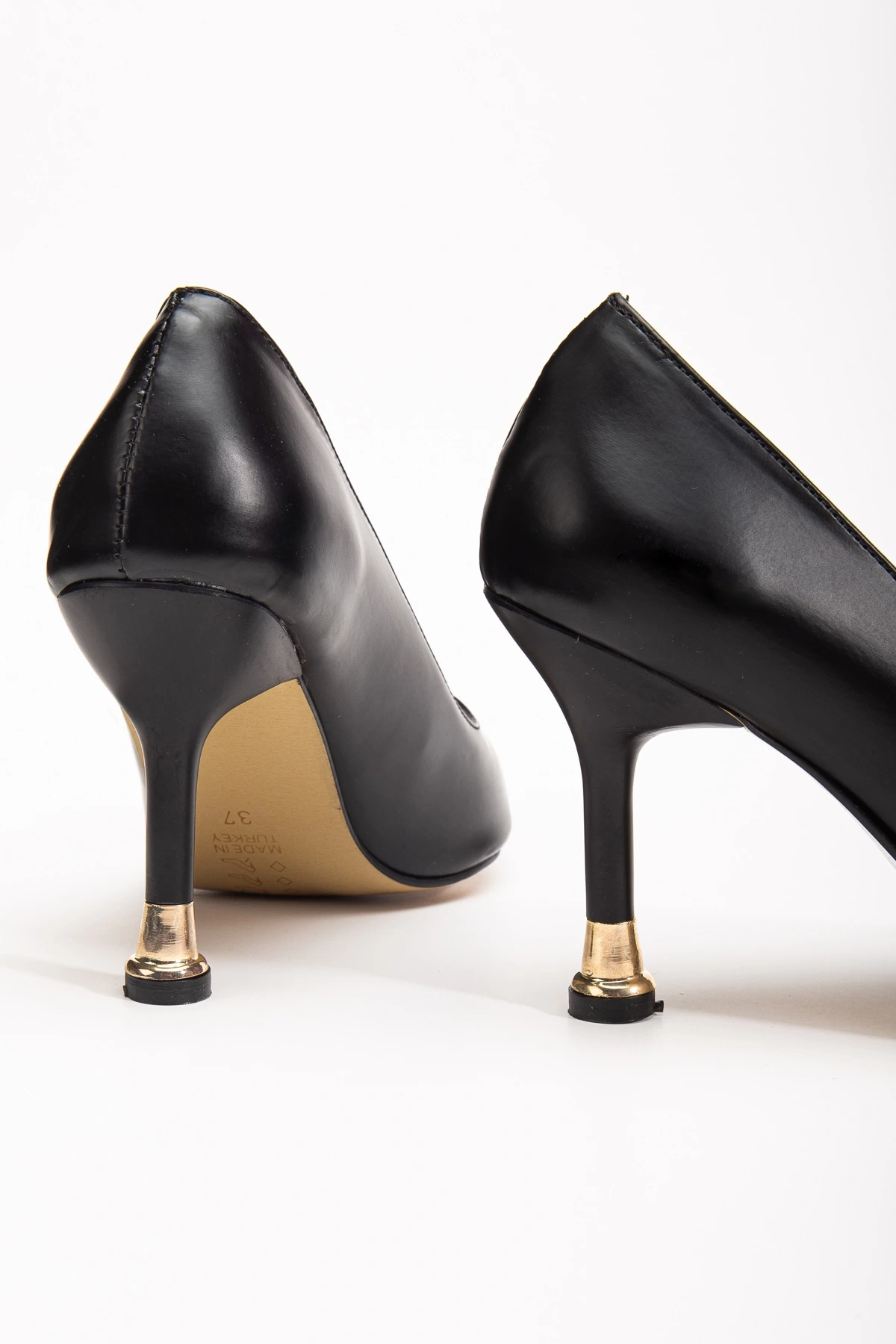 Kadın Siyah Cilt Arkası Kapalı Gold Ökçe Detaylı Topuklu Ayakkabı