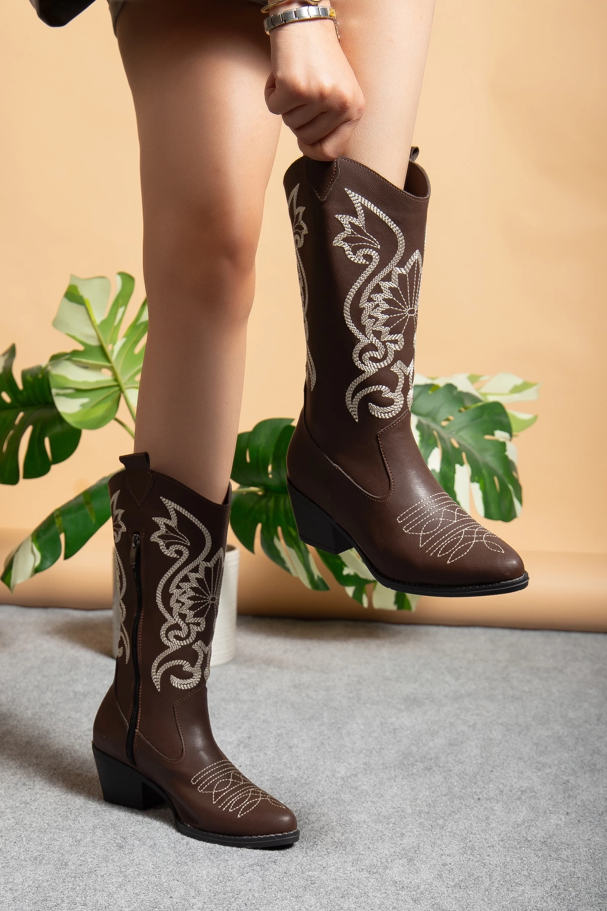 Kadın Kahverengi Beyaz Özel Nakış Fermuar Detaylı Kovboy Çizme