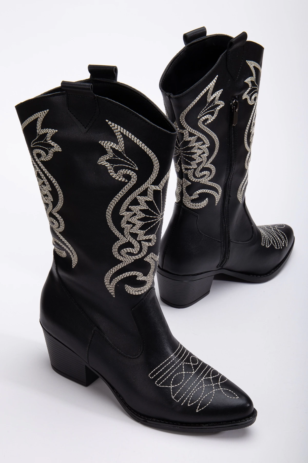 Kadın Siyah Beyaz Deri Özel Nakış Fermuar Detaylı Kovboy Çizme