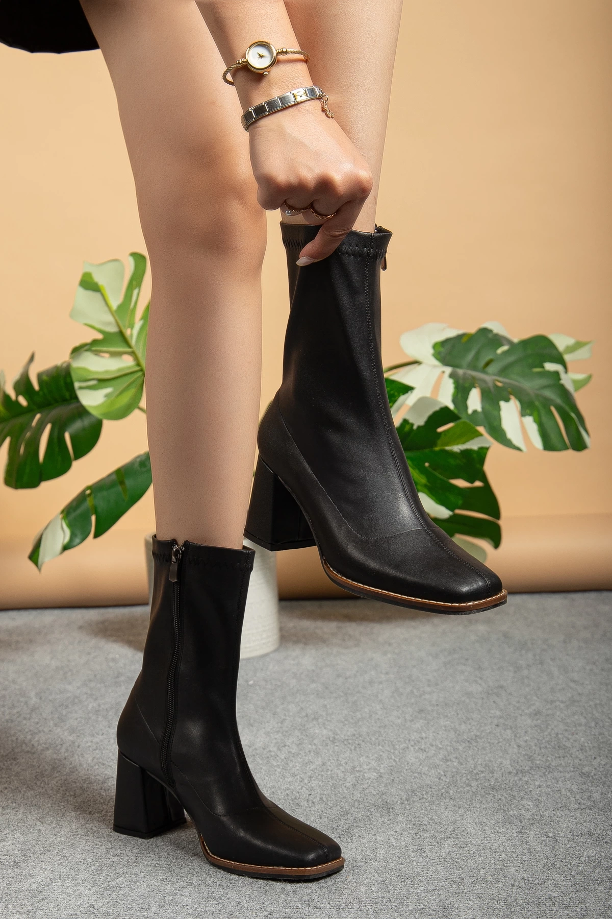 Kadın Orta Boy Küt Burun Streç Kumaş Topuklu Ayakkabı Siyah