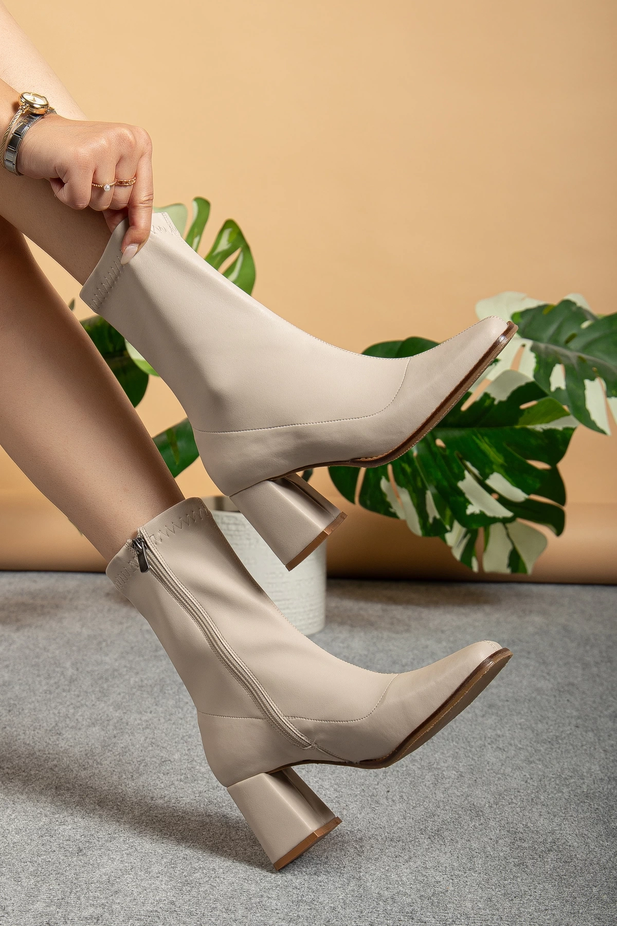 Kadın Orta Boy Küt Burun Streç Kumaş Topuklu Ayakkabı Bej