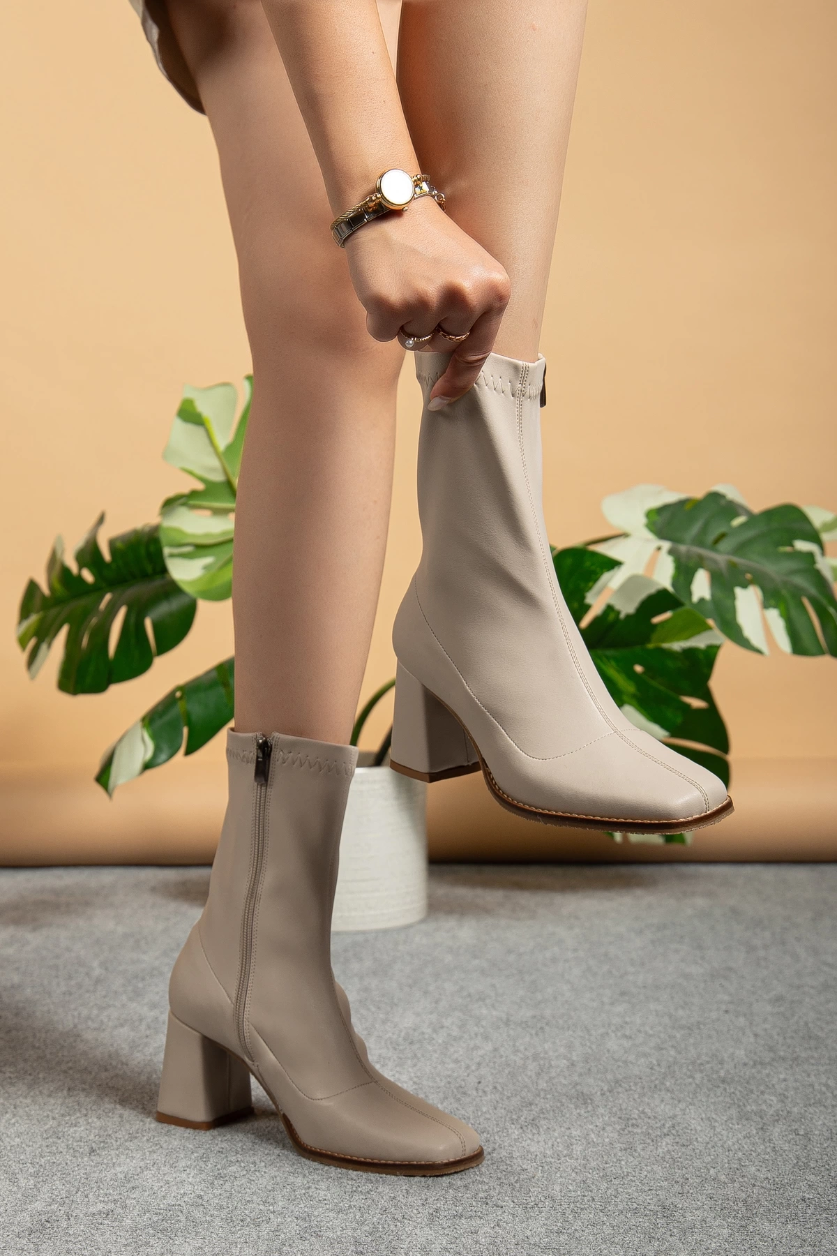 Kadın Orta Boy Küt Burun Streç Kumaş Topuklu Ayakkabı Bej