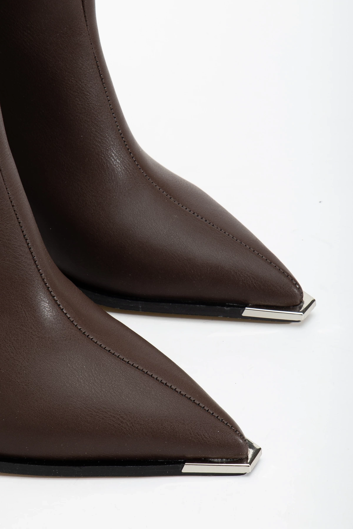 Kadın Kahverengi Arkadan Fermuarlı Sivri Burun Metal Detaylı Topuklu Bot