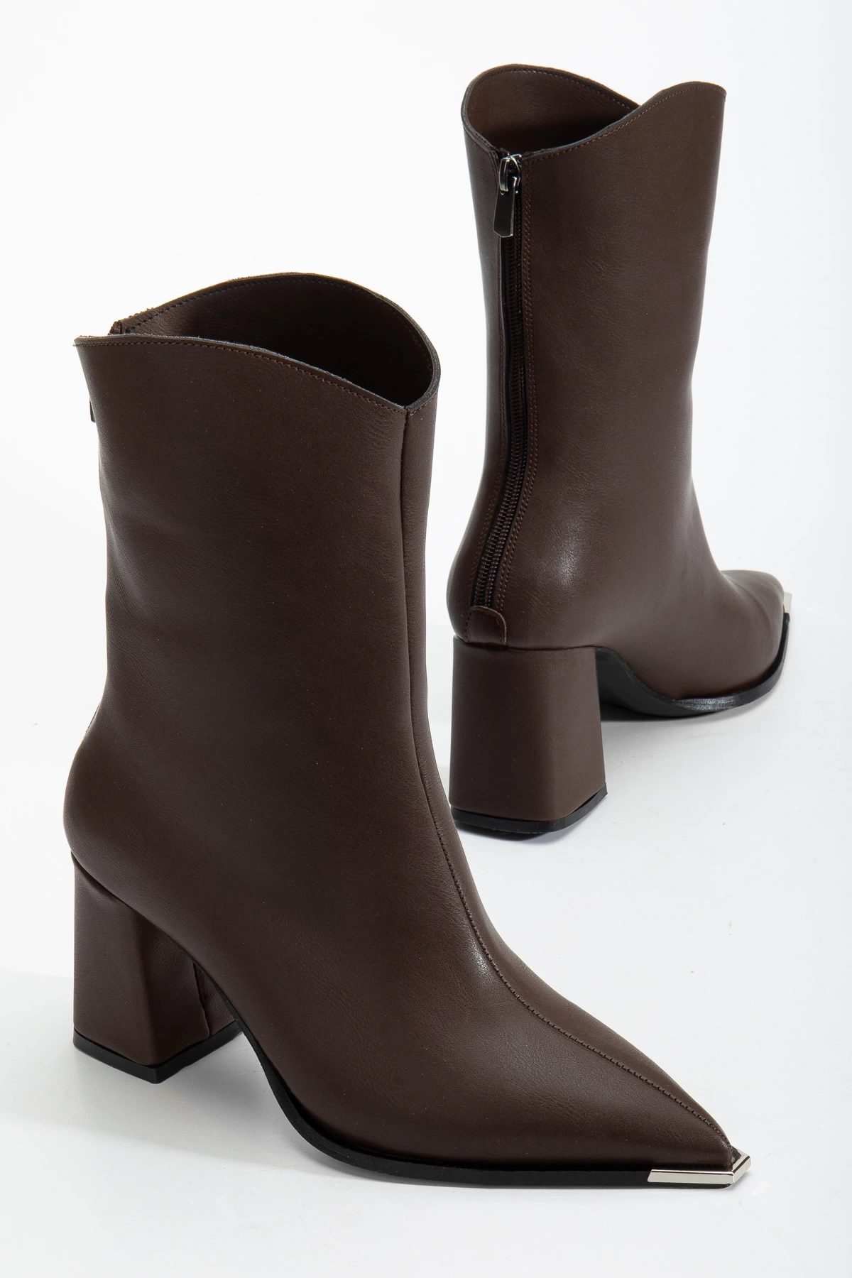 Kadın Kahverengi Arkadan Fermuarlı Sivri Burun Metal Detaylı Topuklu Bot