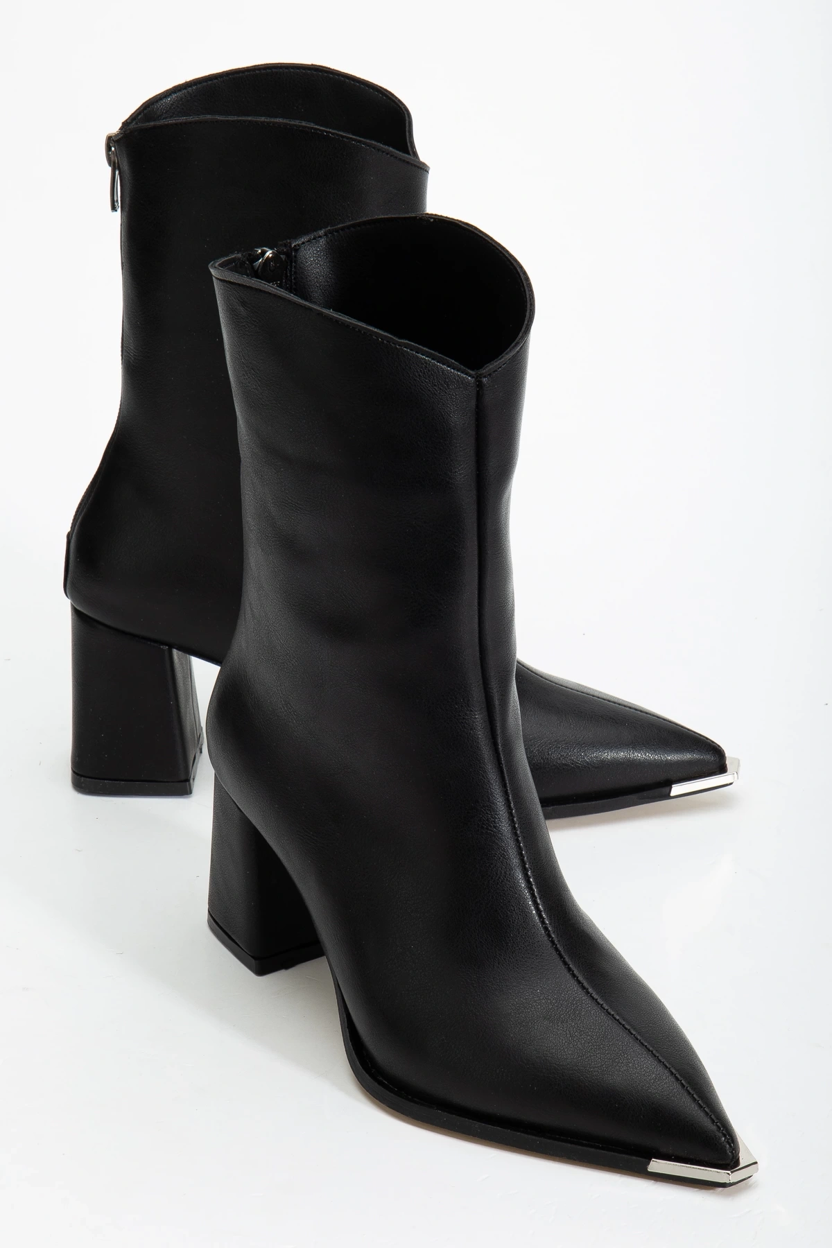 Kadın Siyah Arkadan Fermuarlı Sivri Burun Metal Detaylı Topuklu Bot