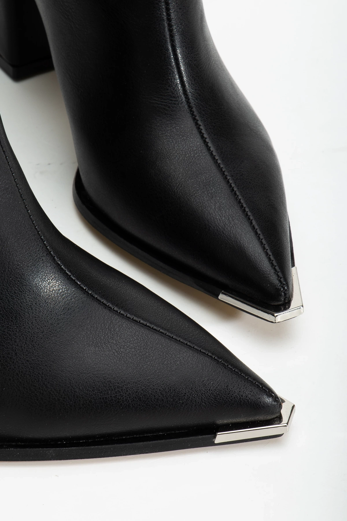 Kadın Siyah Arkadan Fermuarlı Sivri Burun Metal Detaylı Topuklu Bot