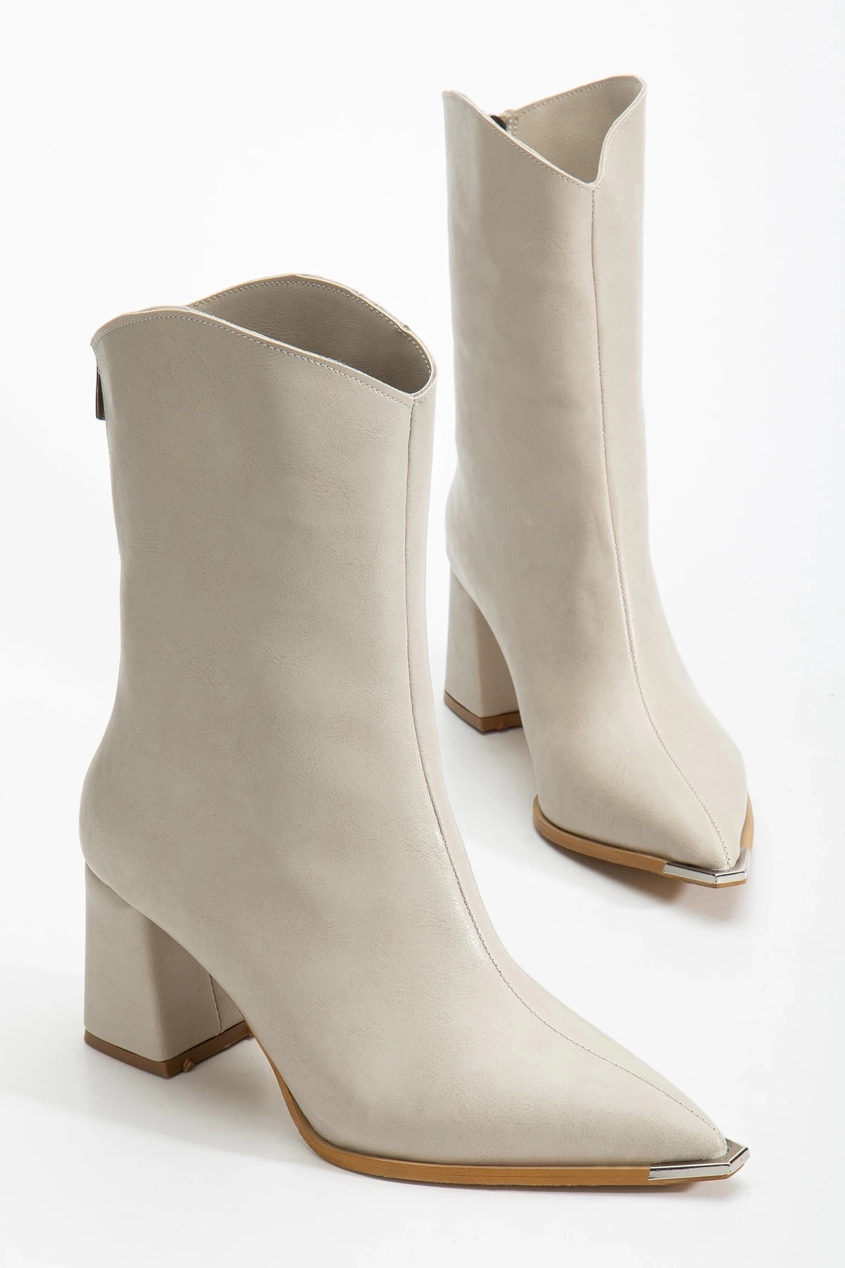 Kadın Bej Arkadan Fermuarlı Sivri Burun Metal Detaylı Topuklu Bot
