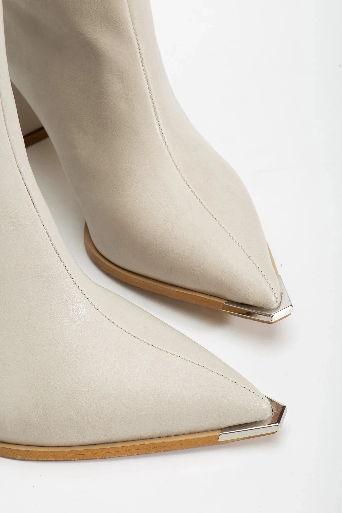 Kadın Bej Arkadan Fermuarlı Sivri Burun Metal Detaylı Topuklu Bot