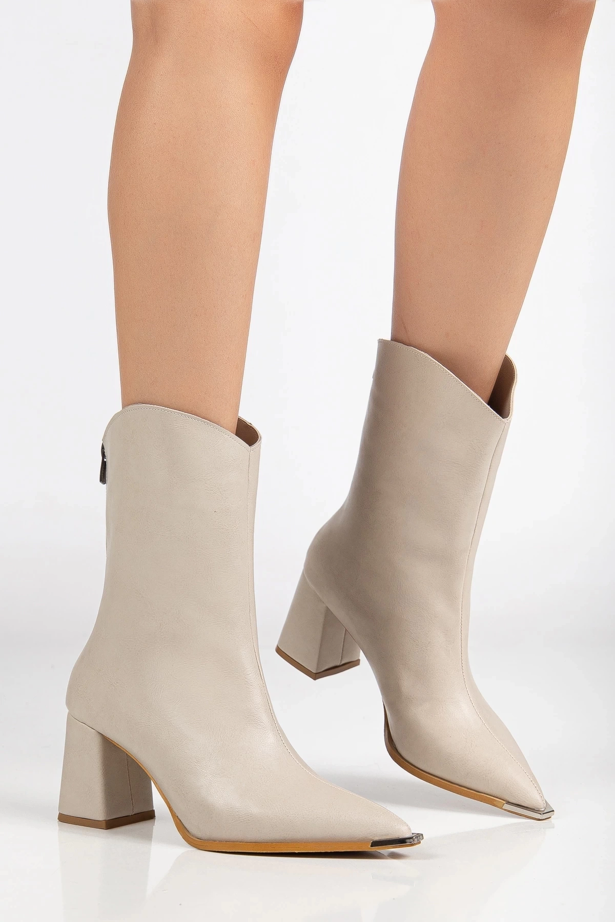 Kadın Bej Arkadan Fermuarlı Sivri Burun Metal Detaylı Topuklu Bot