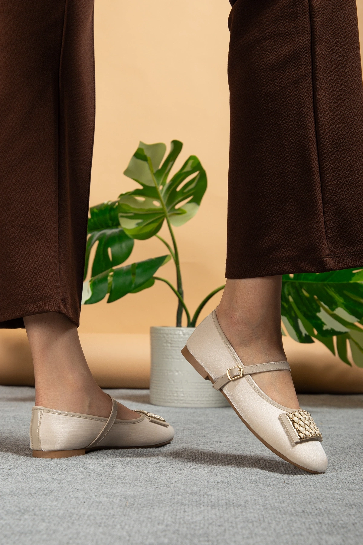 Kadın Bej Önü Tokalı Parlak Kumaş Babet