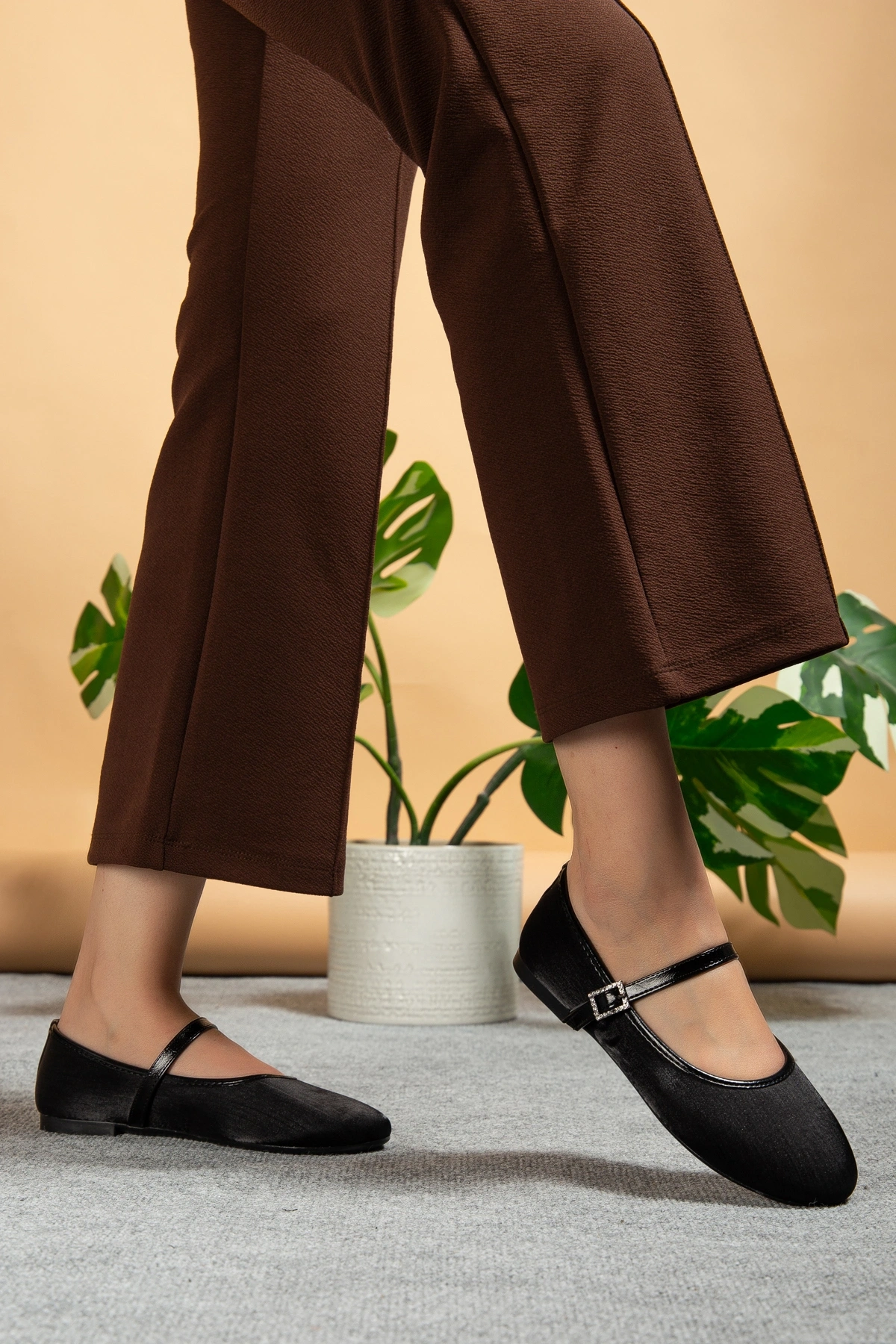 Kadın Siyah Parlak Kumaş Detaylı Şık Babet