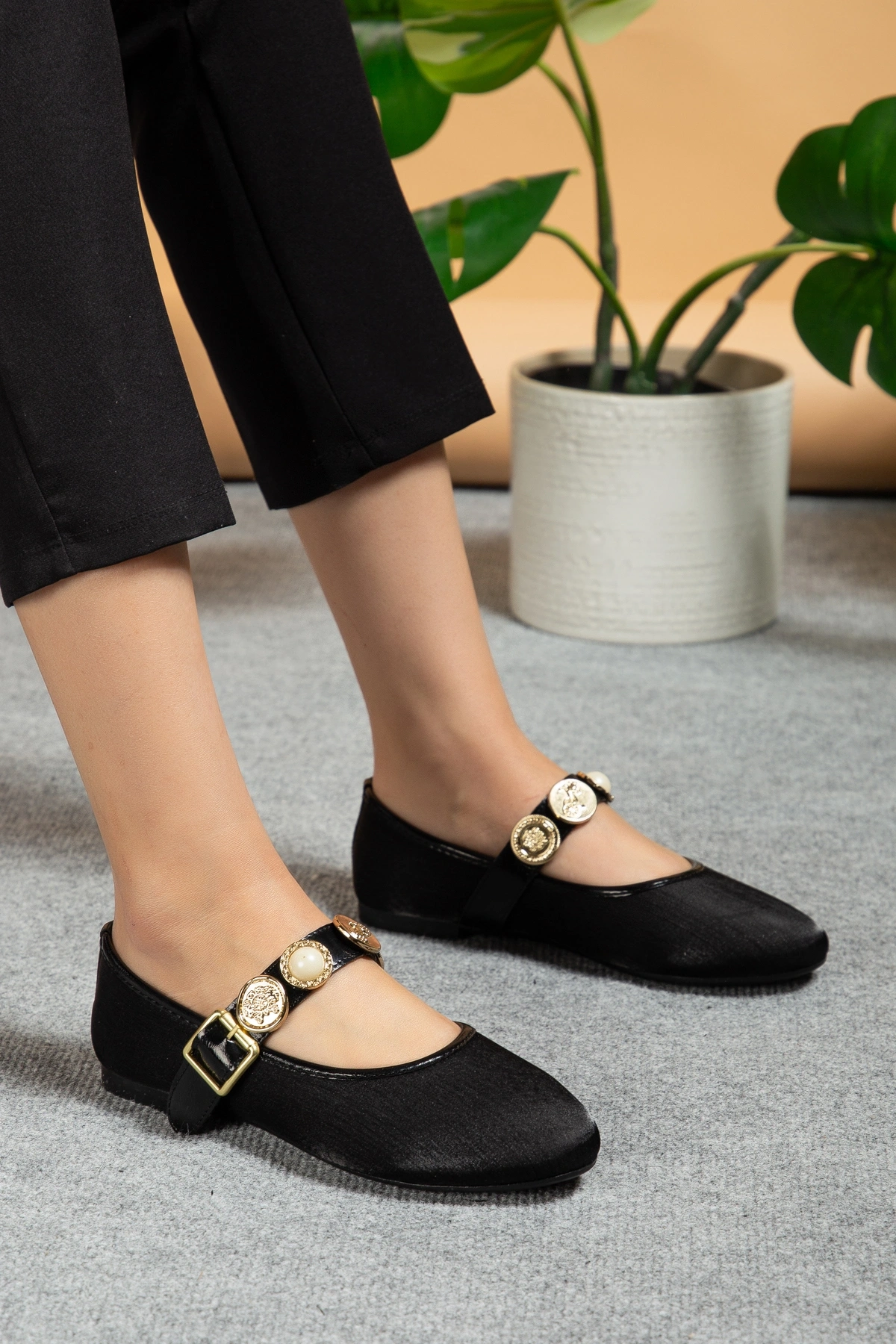 Kadın Siyah Gold Aksesuarlı Şık Parlak Kumaş Babet