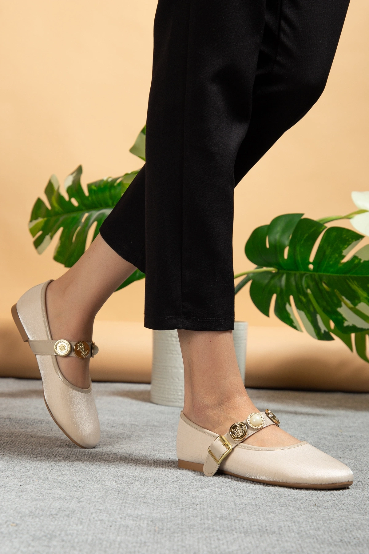 Kadın Bej Gold Aksesuarlı Şık Parlak Kumaş Babet