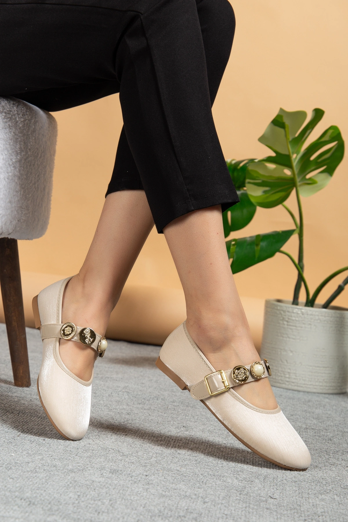 Kadın Bej Gold Aksesuarlı Şık Parlak Kumaş Babet