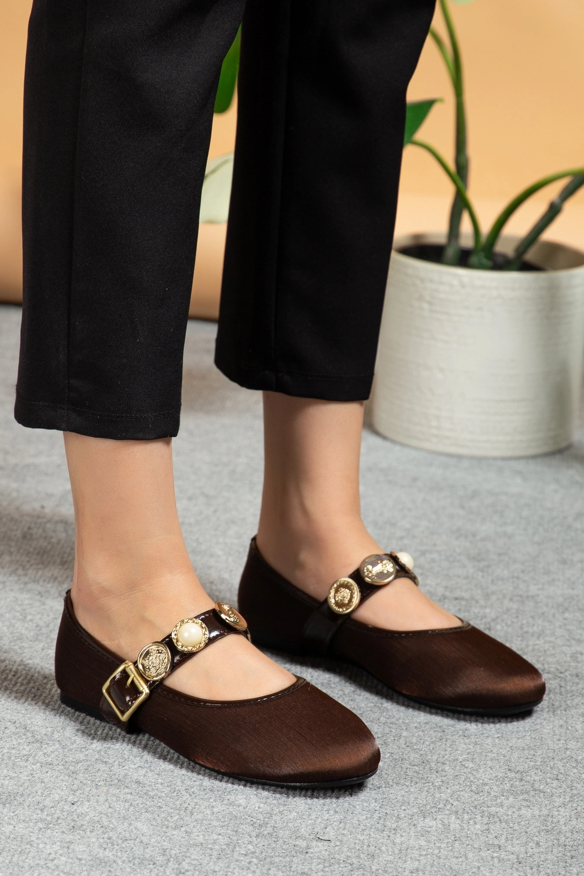 Kadın Kahverengi Gold Aksesuarlı Şık Parlak Kumaş Babet