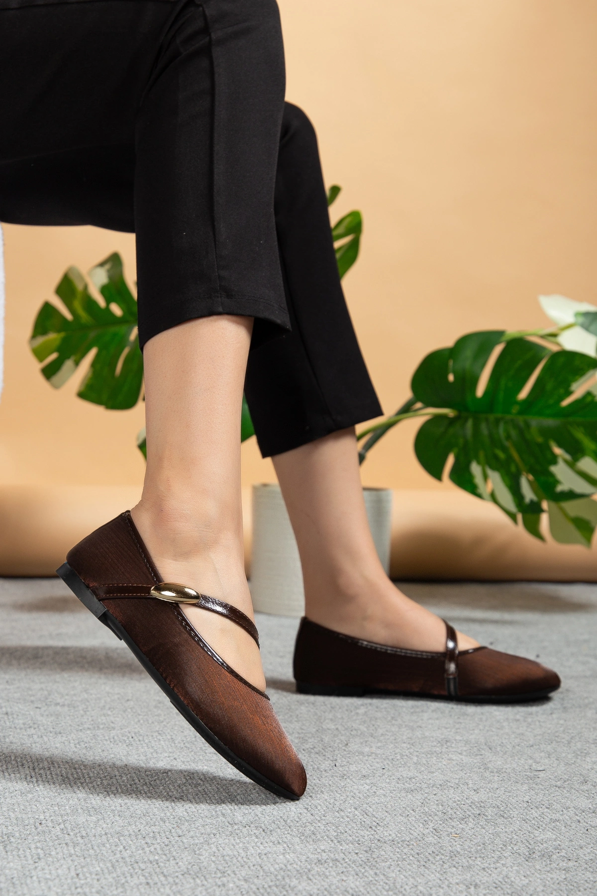 Kadın Kahverengi Gold Aksesuarlı Şık Parlak Kumaş Babet