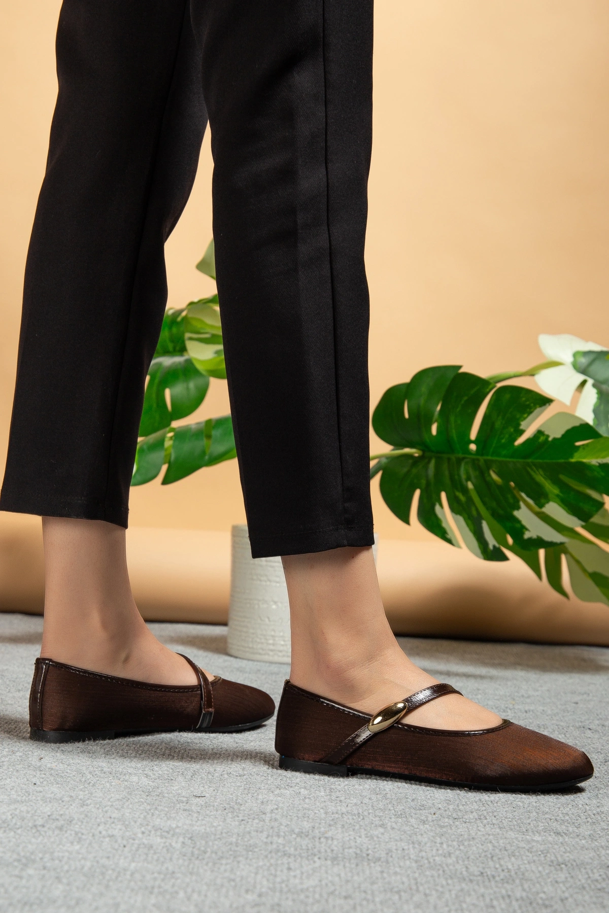 Kadın Kahverengi Gold Aksesuarlı Şık Parlak Kumaş Babet