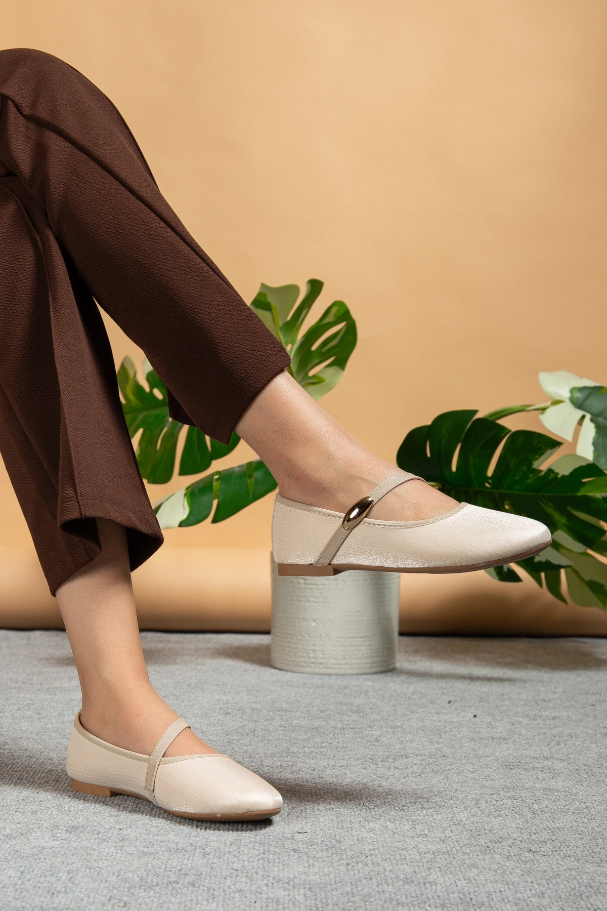 Kadın Bej Gold Aksesuarlı Şık Parlak Kumaş Babet