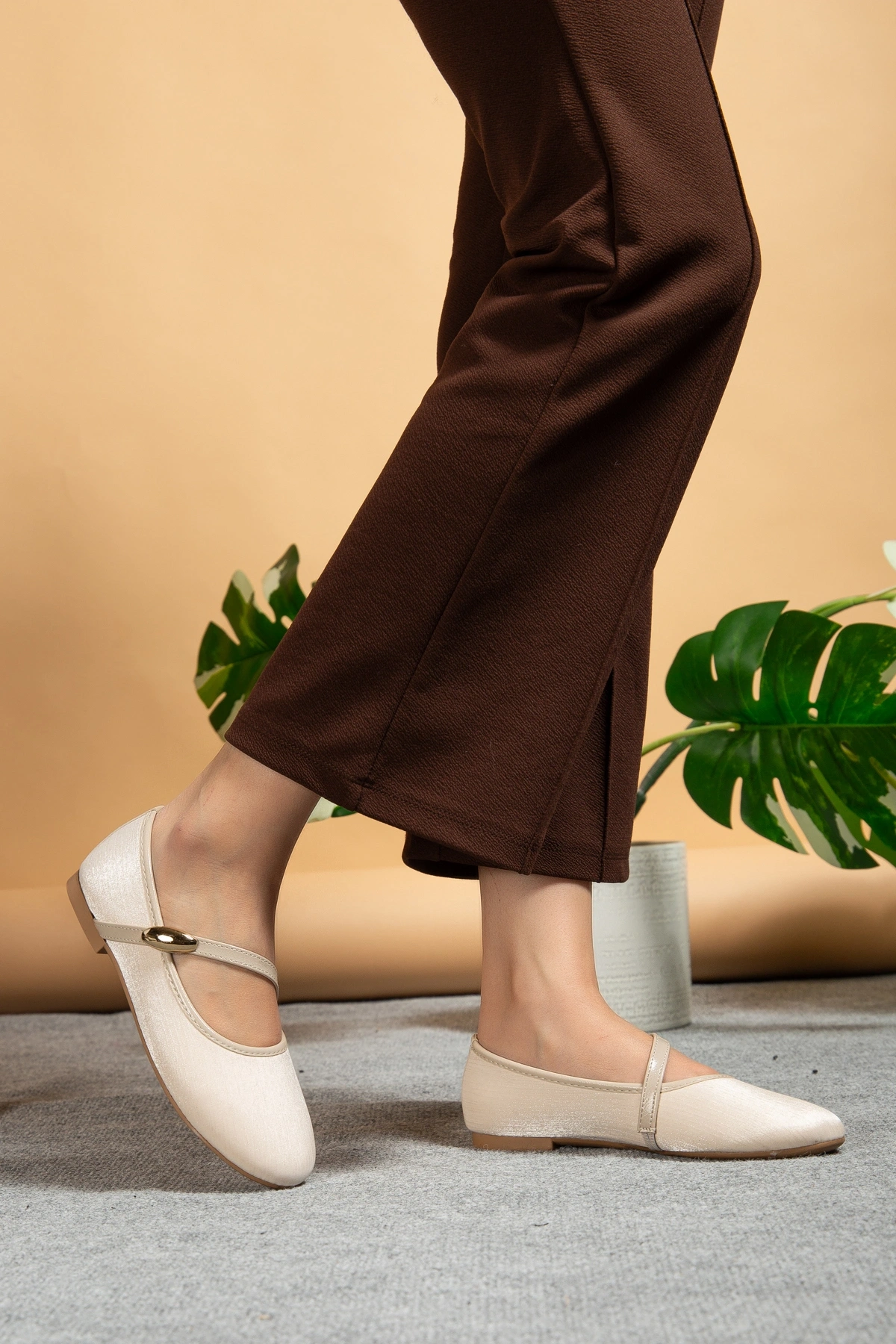 Kadın Bej Gold Aksesuarlı Şık Parlak Kumaş Babet