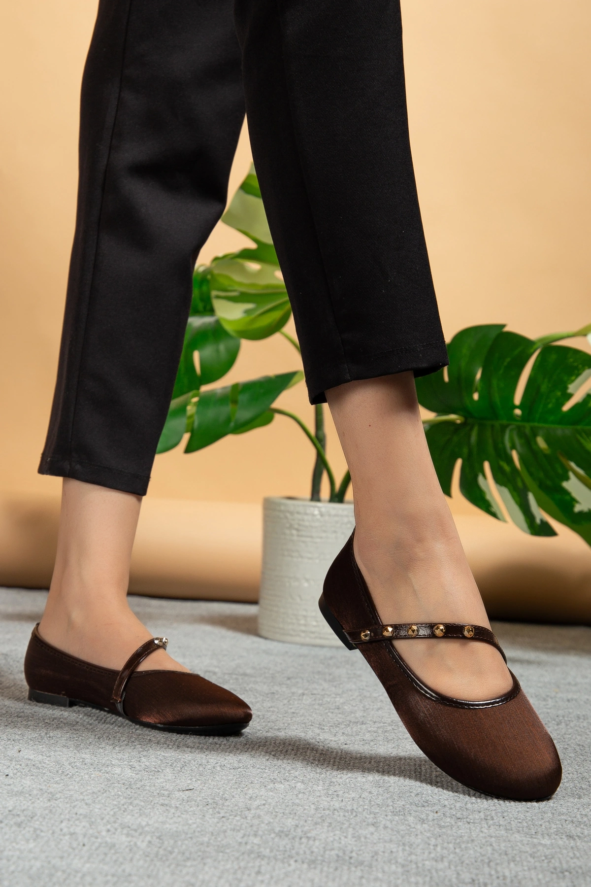 Kadın Kahverengi Gold Aksesuarlı Şık Parlak Kumaş Babet