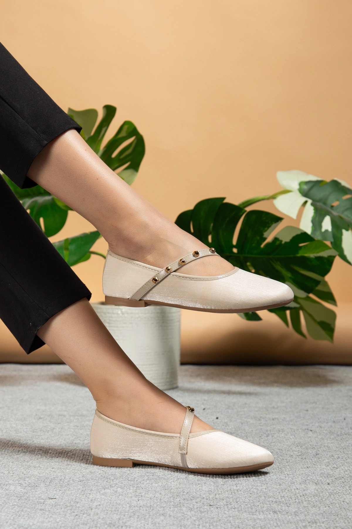 Kadın Bej Gold Aksesuarlı Şık Parlak Kumaş Babet