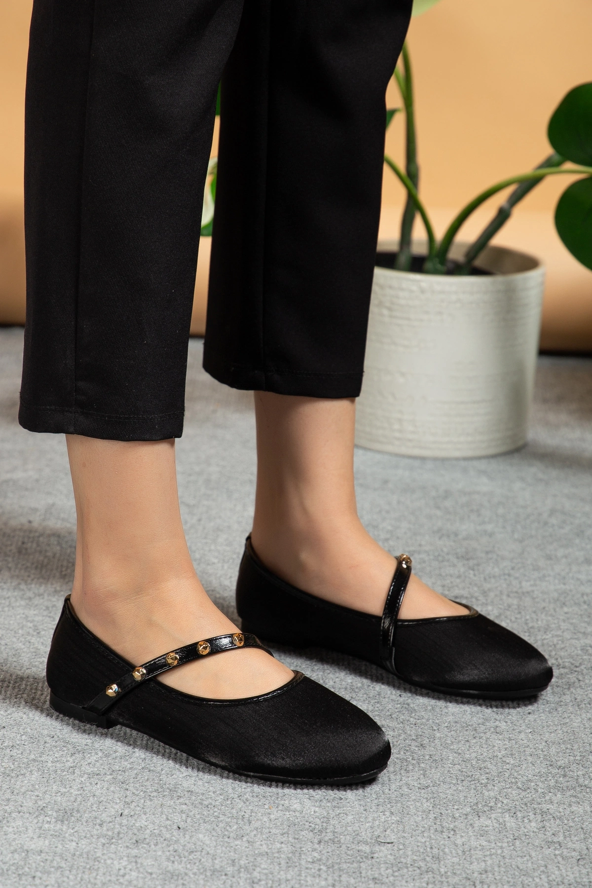 Kadın Siyah Gold Aksesuarlı Şık Parlak Kumaş Babet