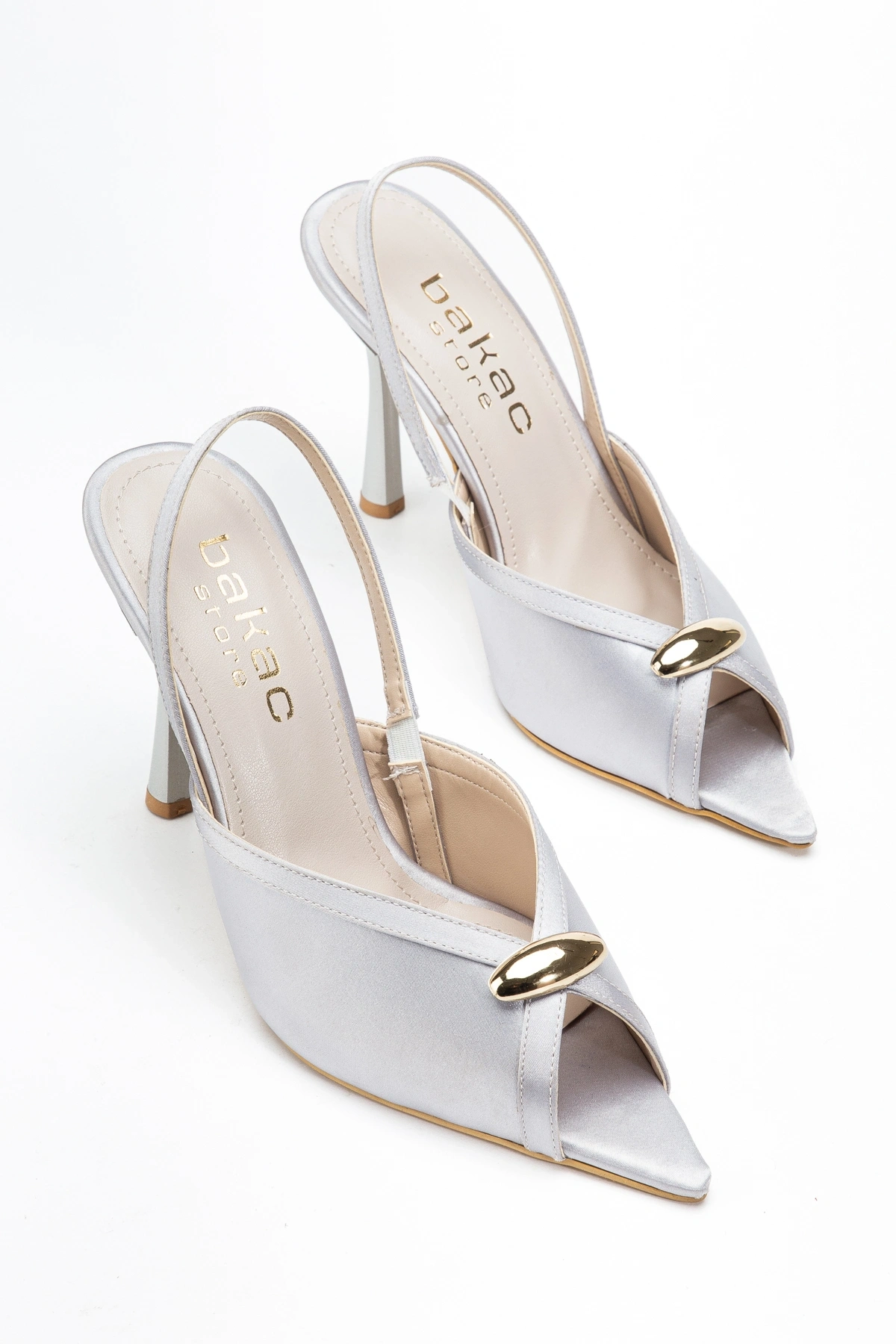 Kadın Saten Gümüş Rengi Toka Detaylı Sivri Burun Topuklu Ayakkabı