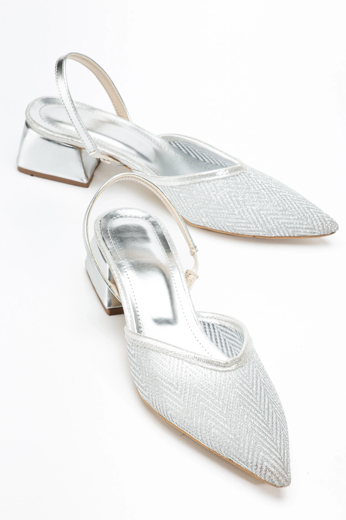 Kadın Gümüş Rengi Parlak Şeffaf Kumaş Kısa Topuklu Ayakkabı