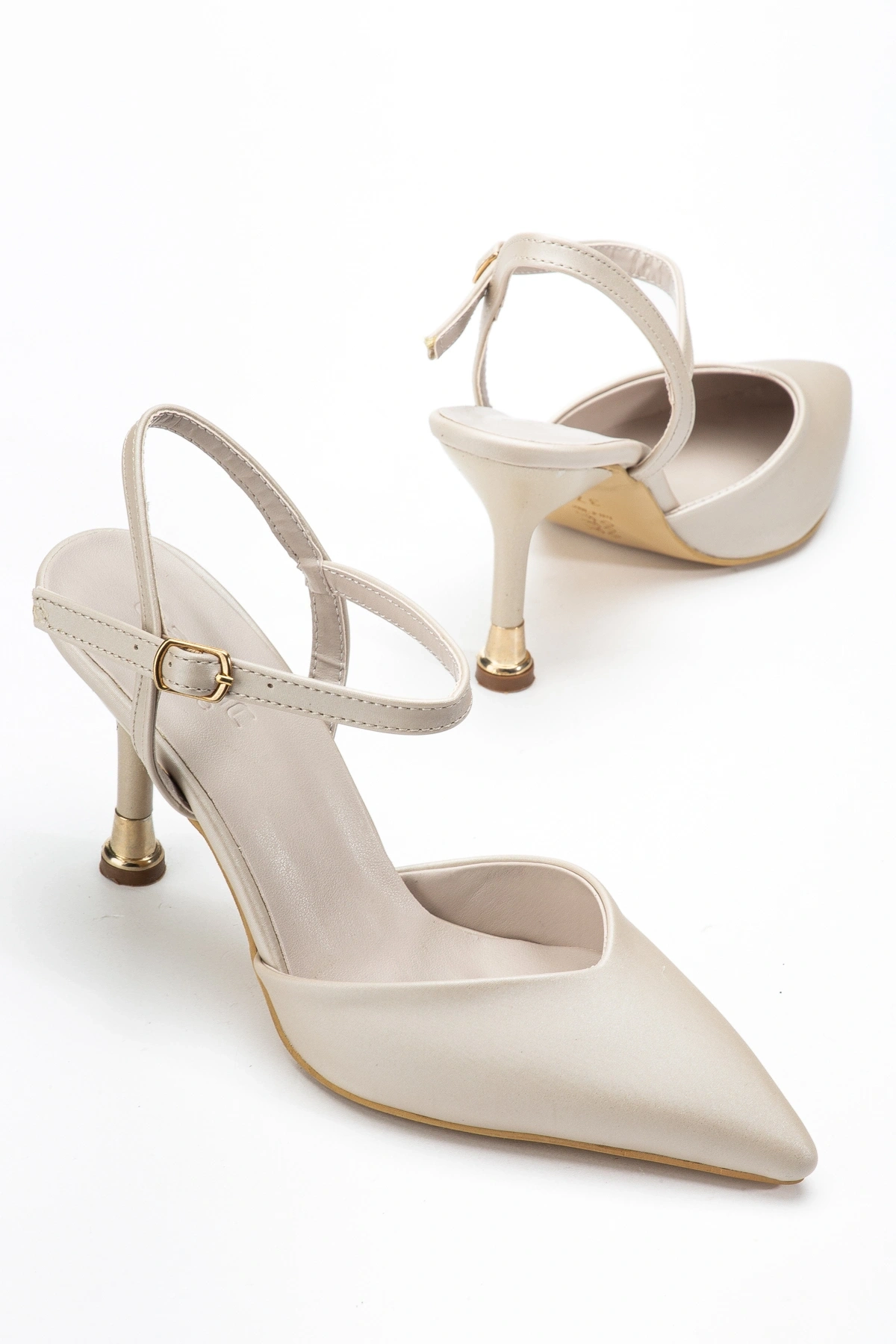 Kadın Bej Rengi Saten Kumaş Gold Ökçeli Topuklu Ayakkabı