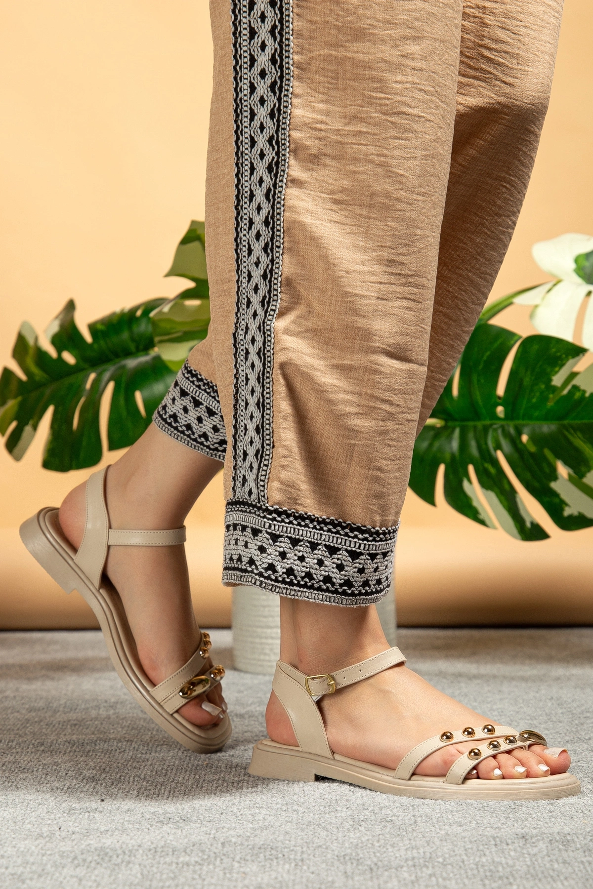 Kadın Bej Rengi Önü Tokalı Parmak Arası Sandalet