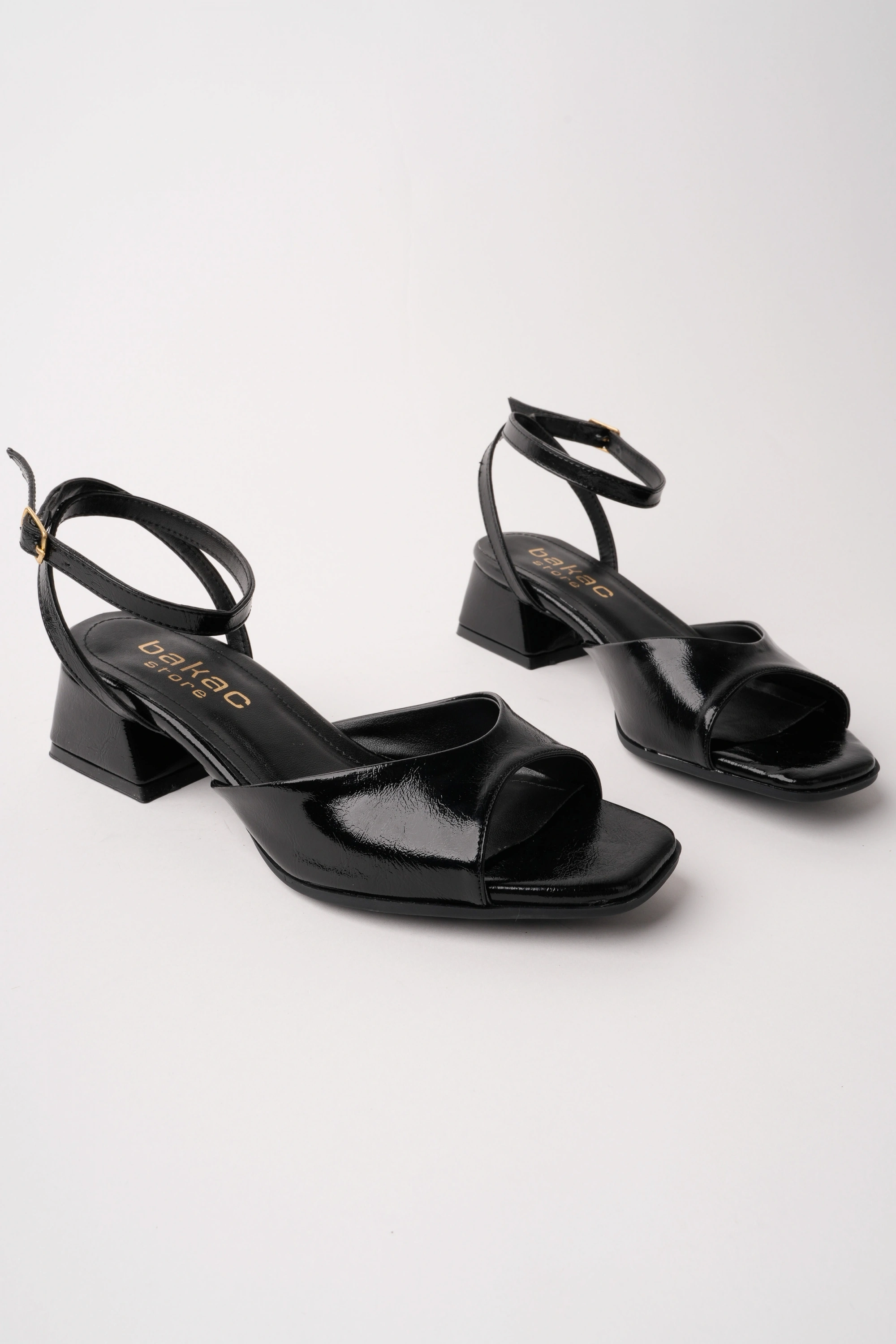 kadın siyah önü açık çapraz bantlı önü açık kısa topuklu ayakkabı