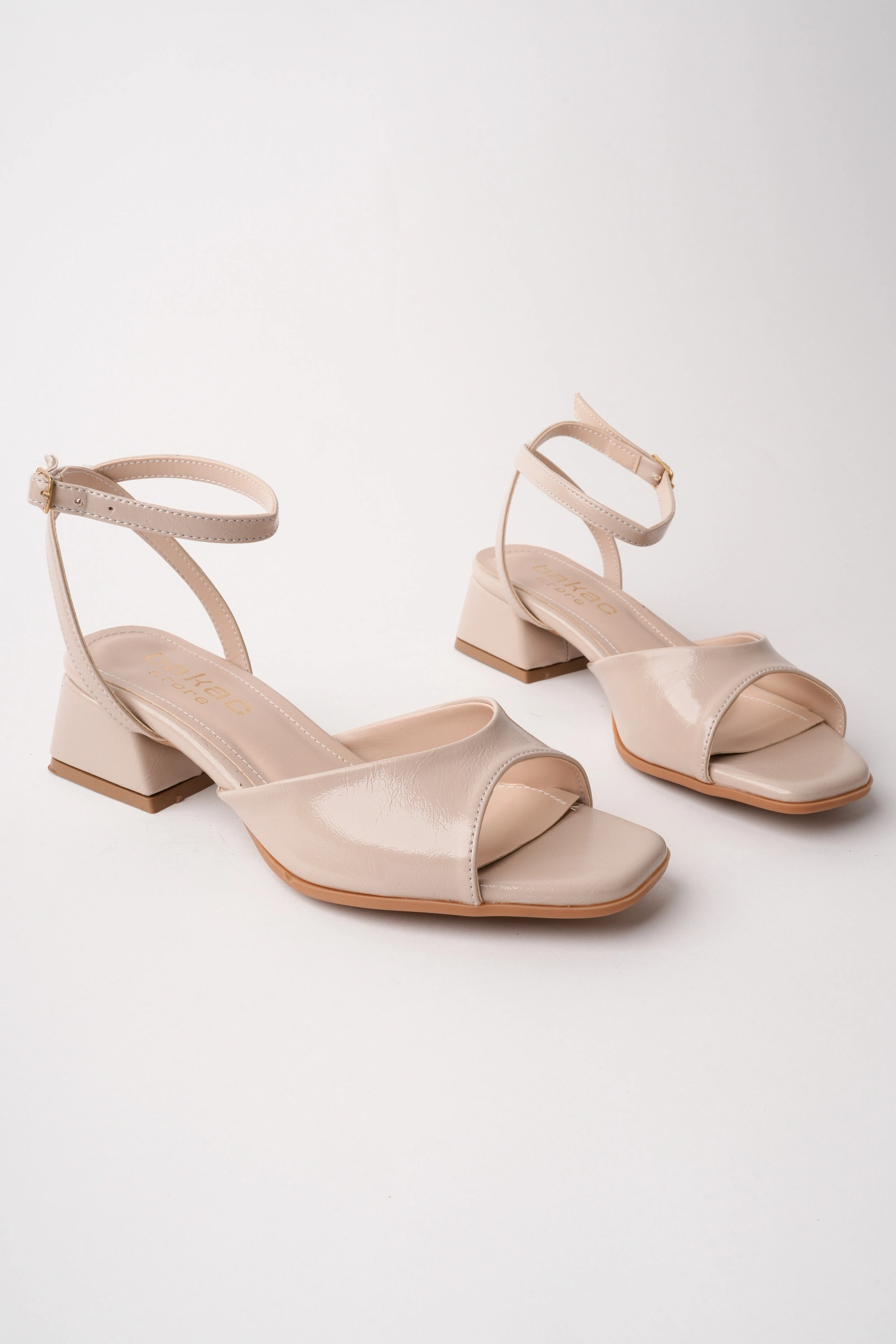 kadın Bej Rengi önü açık çapraz bantlı önü açık kısa topuklu ayakkabı