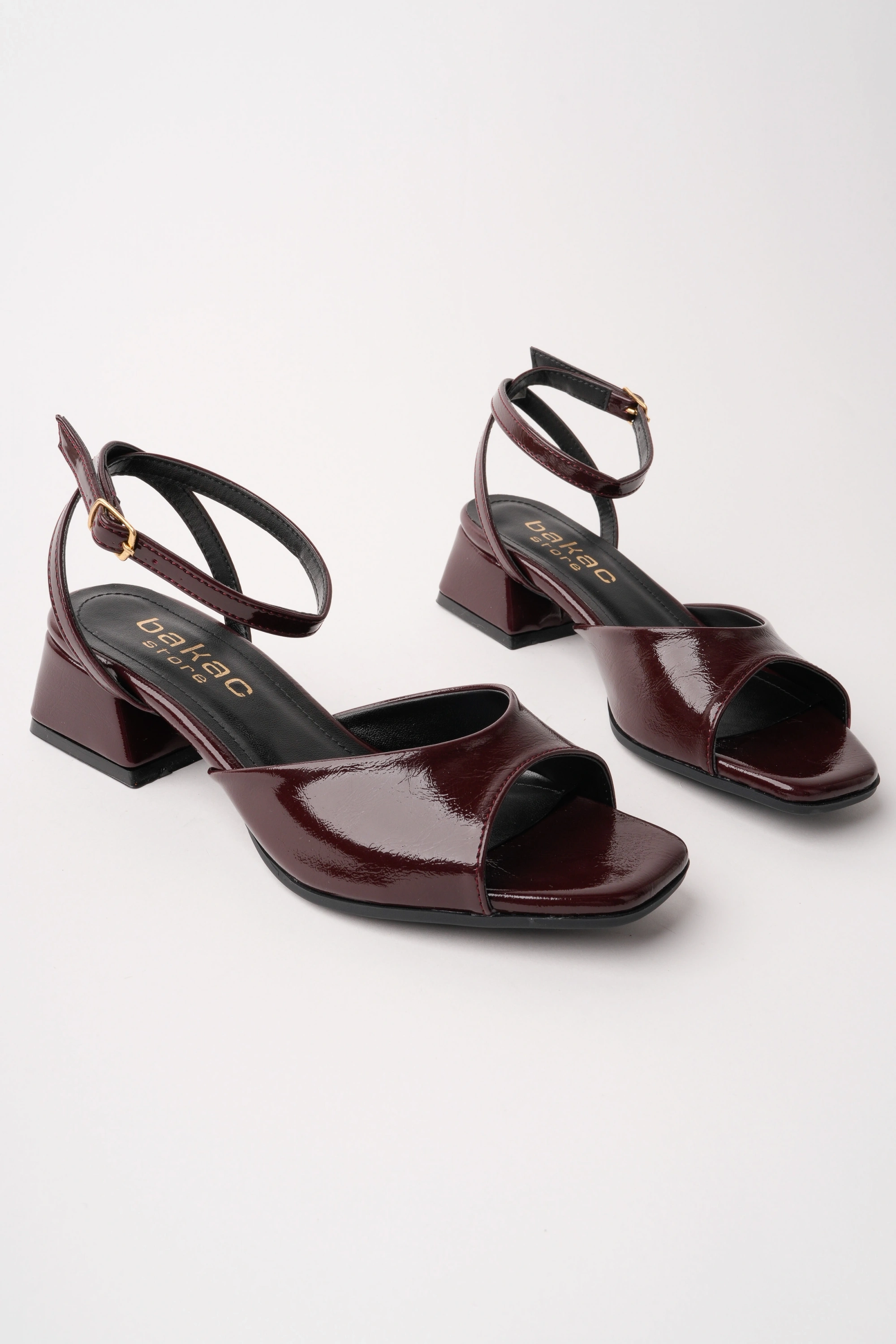 kadın Bordo önü açık çapraz bantlı önü açık kısa topuklu ayakkabı