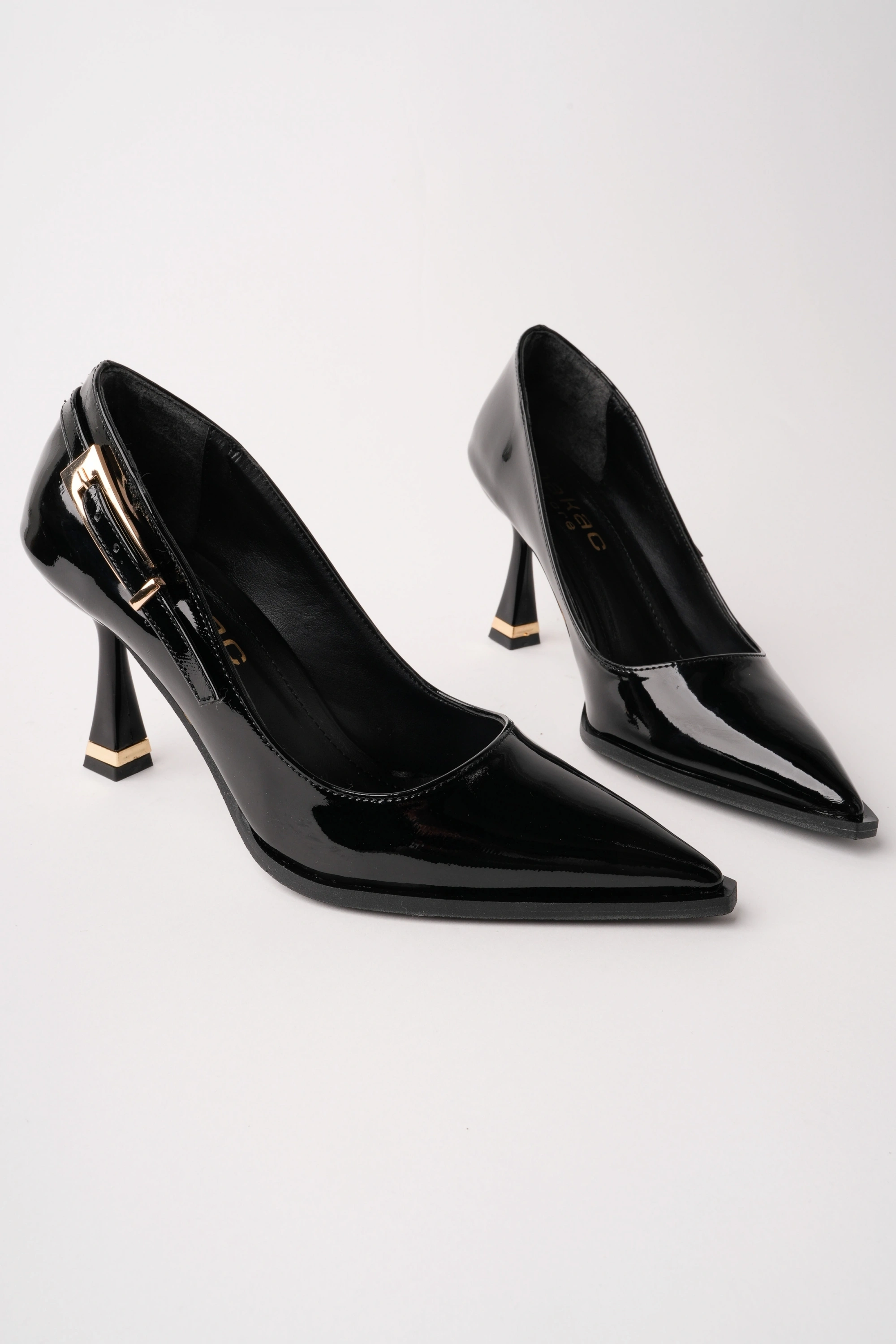 Kadın siyah Rugan Gold Toka Detaylı Topuklu Ayakkabı