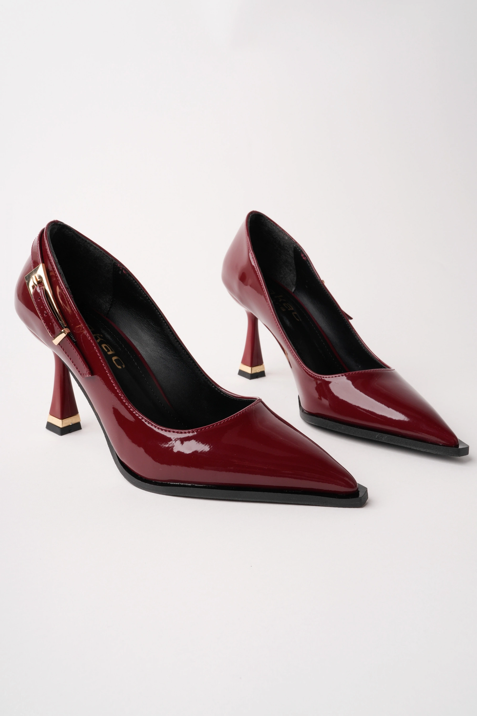 Kadın Bordo Rugan Gold Toka Detaylı Topuklu Ayakkabı