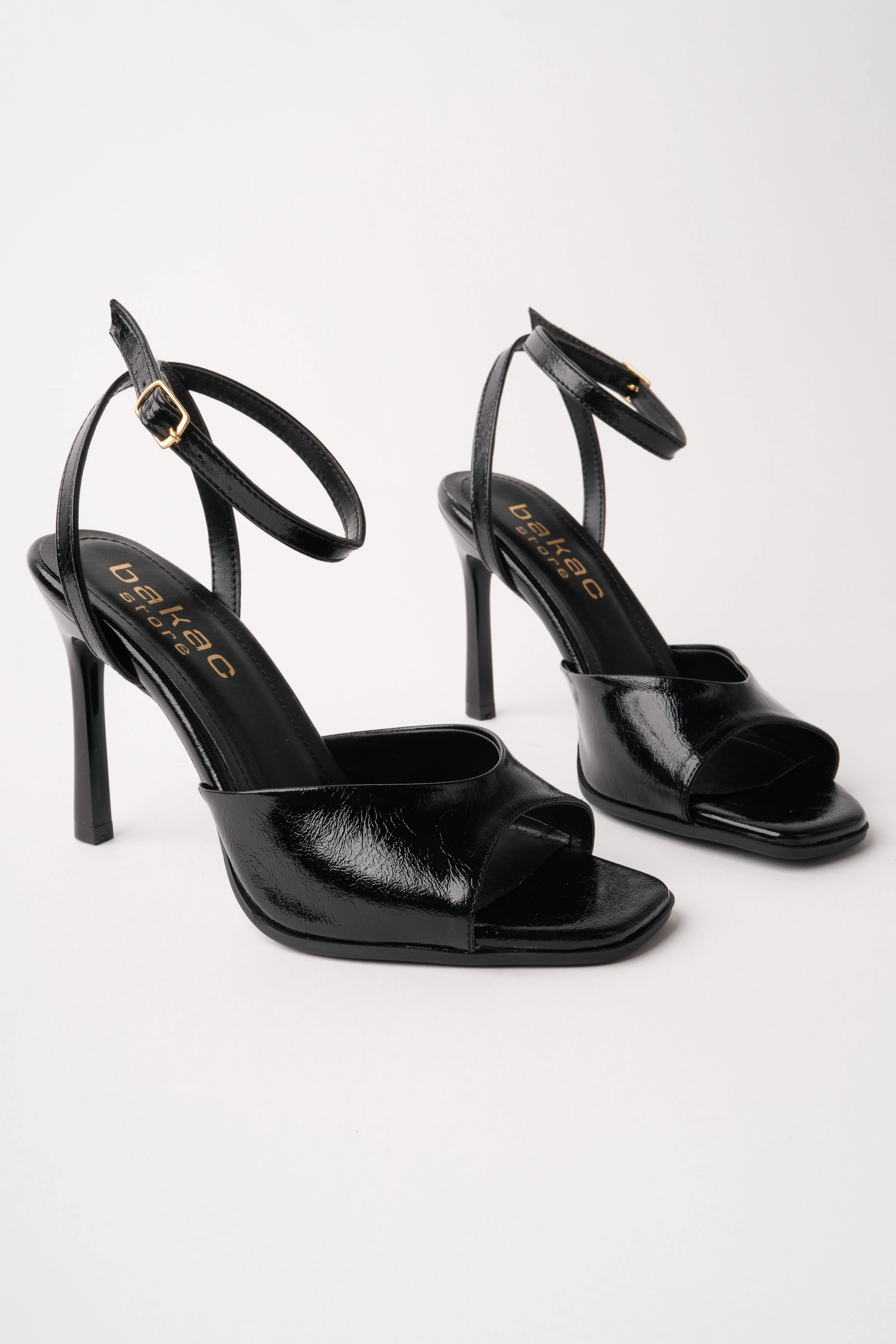 Kadın Siyah Kırışık Rugan Önü Açık Tek Bantlı Topuklu Ayakkabı