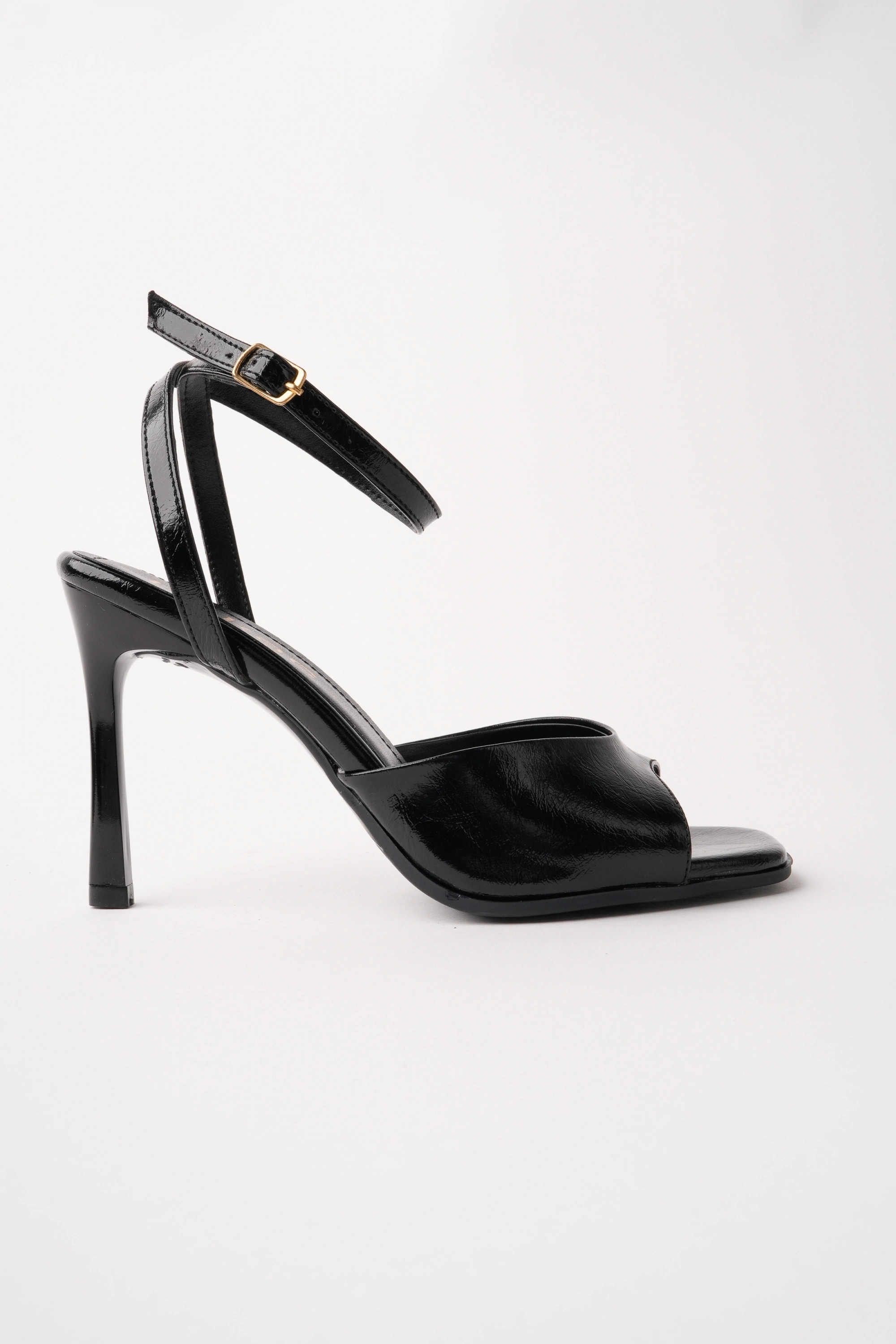 Kadın Siyah Kırışık Rugan Önü Açık Tek Bantlı Topuklu Ayakkabı