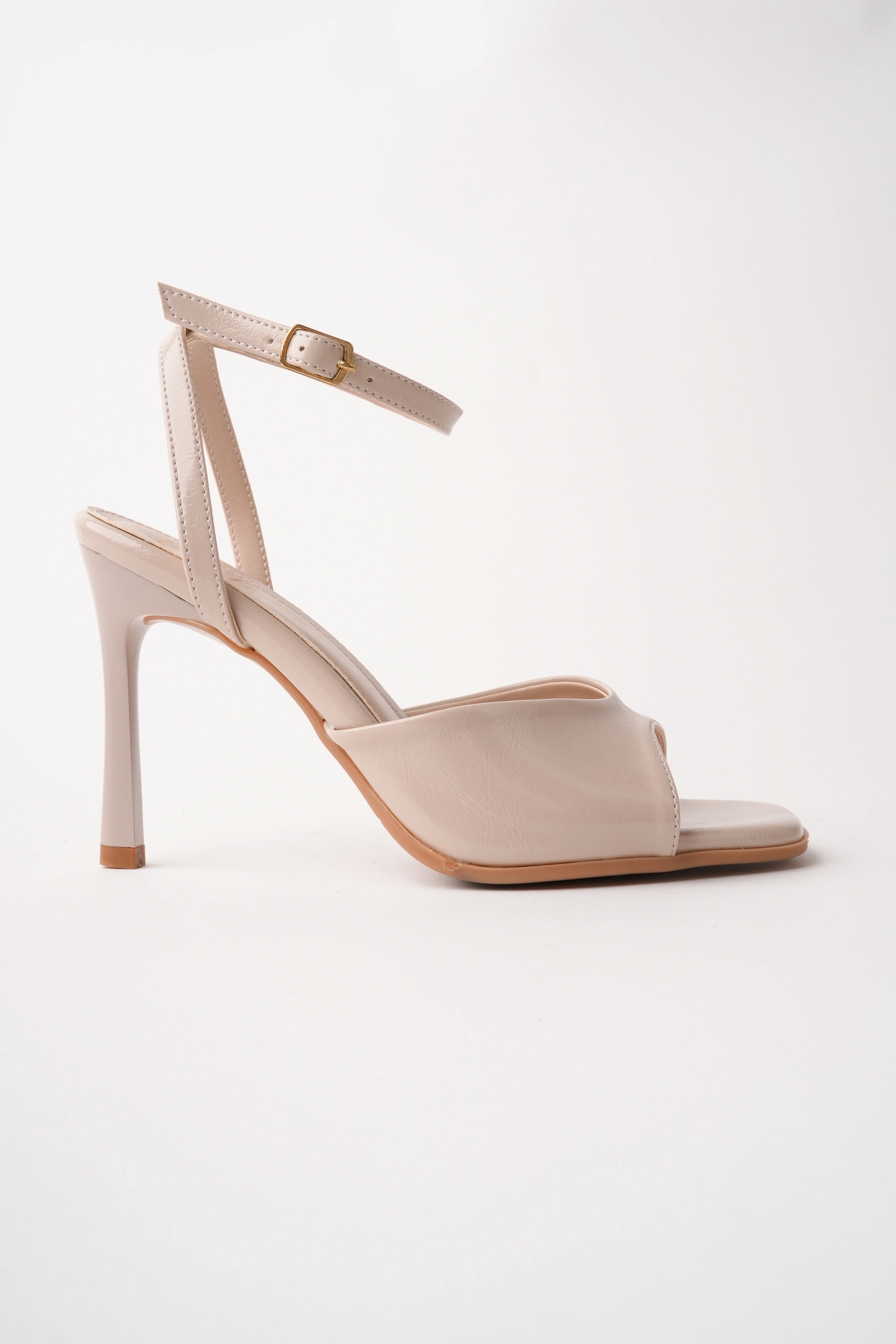 Kadın Bej Rengi Kırışık Rugan Önü Açık Tek Bantlı Topuklu Ayakkabı